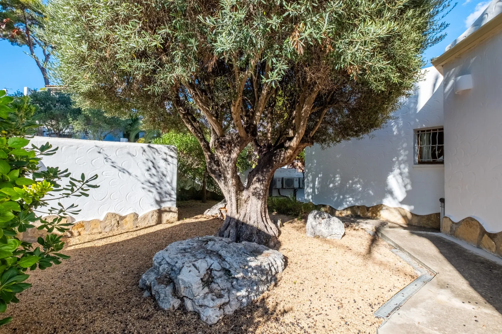 Vila spațioasă cu 10 camere de vânzare în Moraira, cu piscină privată și grădină.