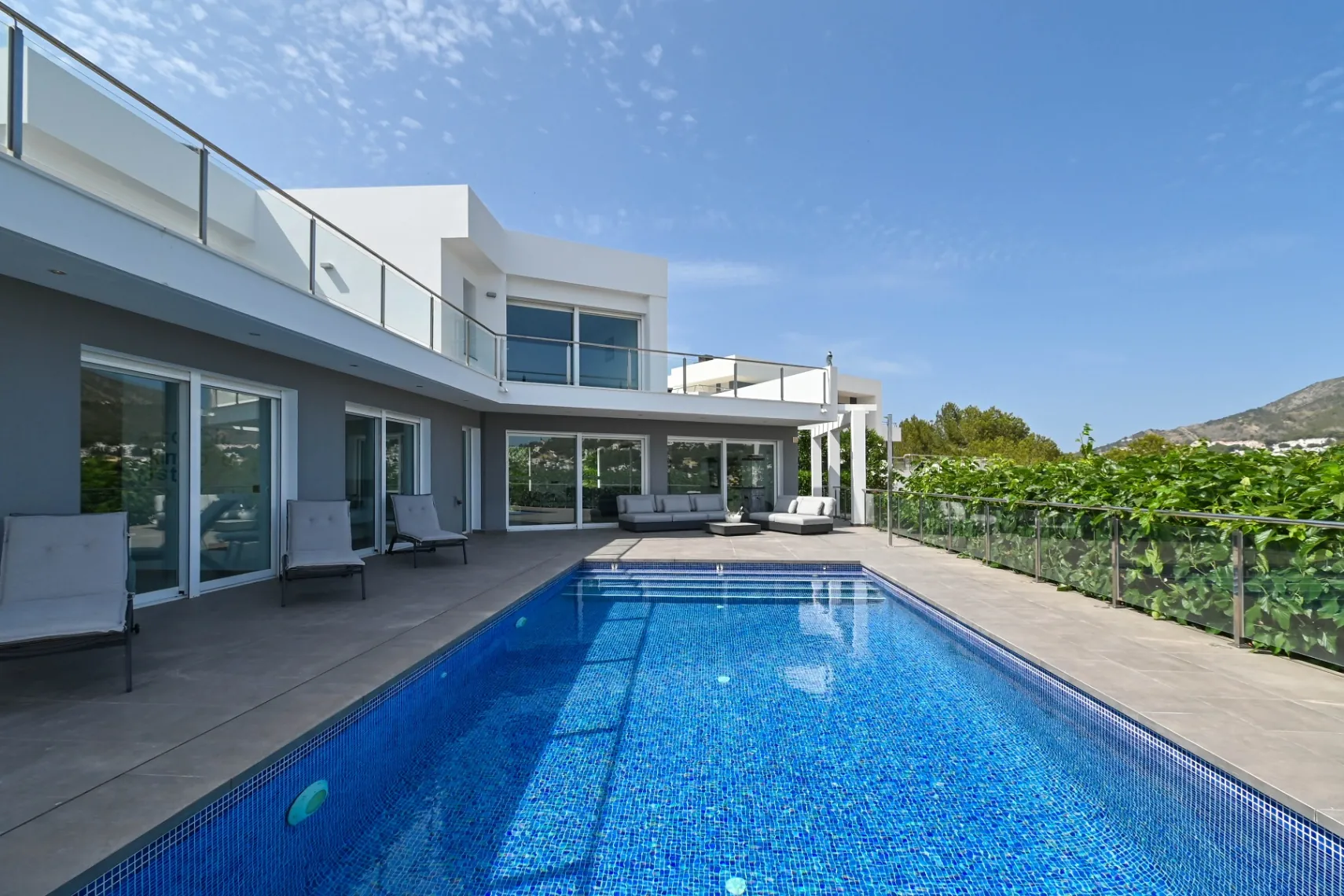 Vila contemporană cu piscină și jacuzzi de vânzare în Moraira