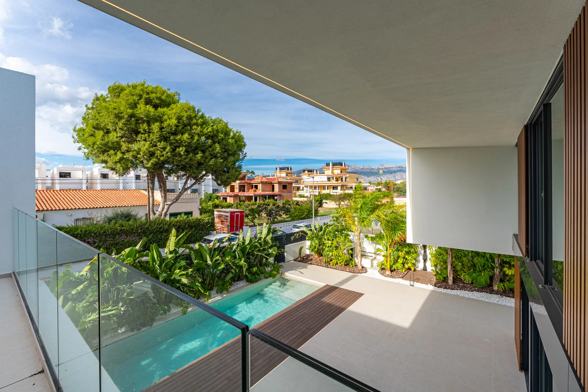 Vilă Modernă Nouă cu Piscină și Vederi la Munte în Albir