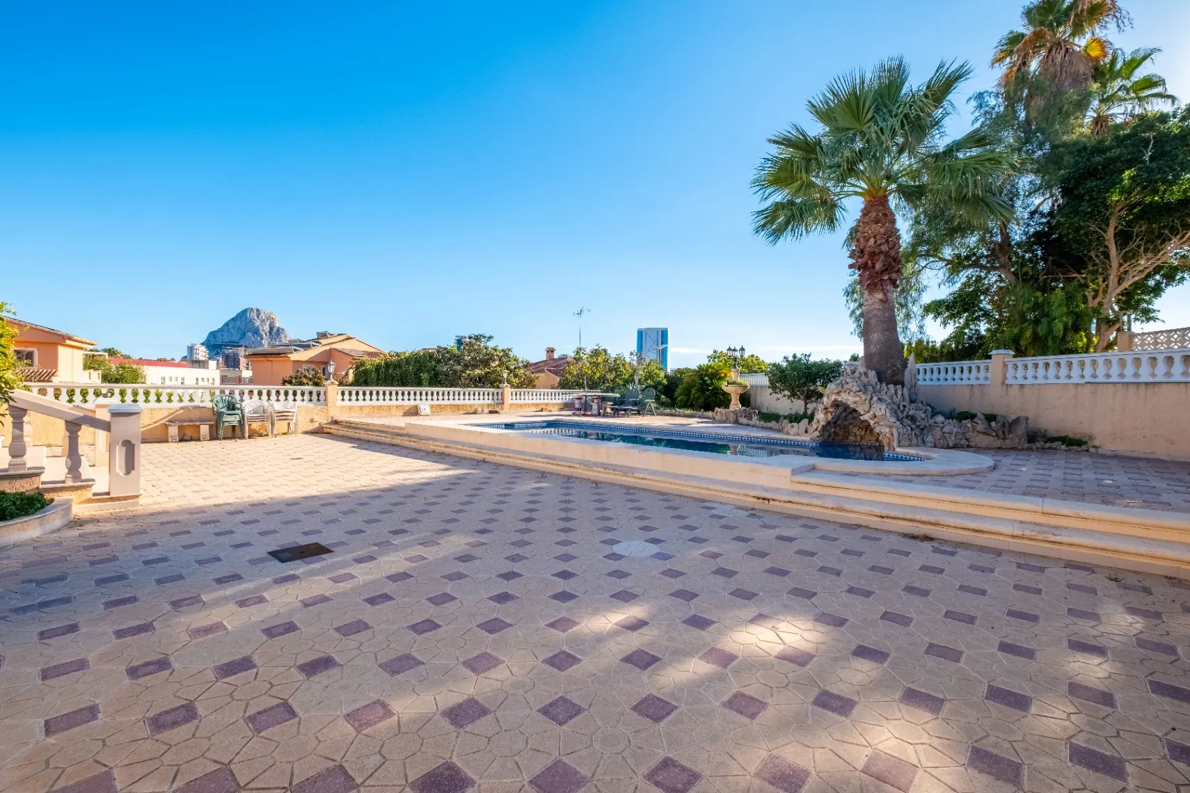 Vila amplă de familie cu apartament pentru oaspeți și vederi la munte de vânzare în Calpe.