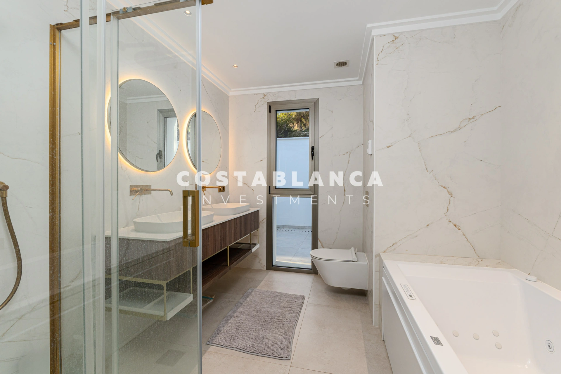 Vila de lux contemporană cu vederi panoramice la Mediterană de vânzare în Altea