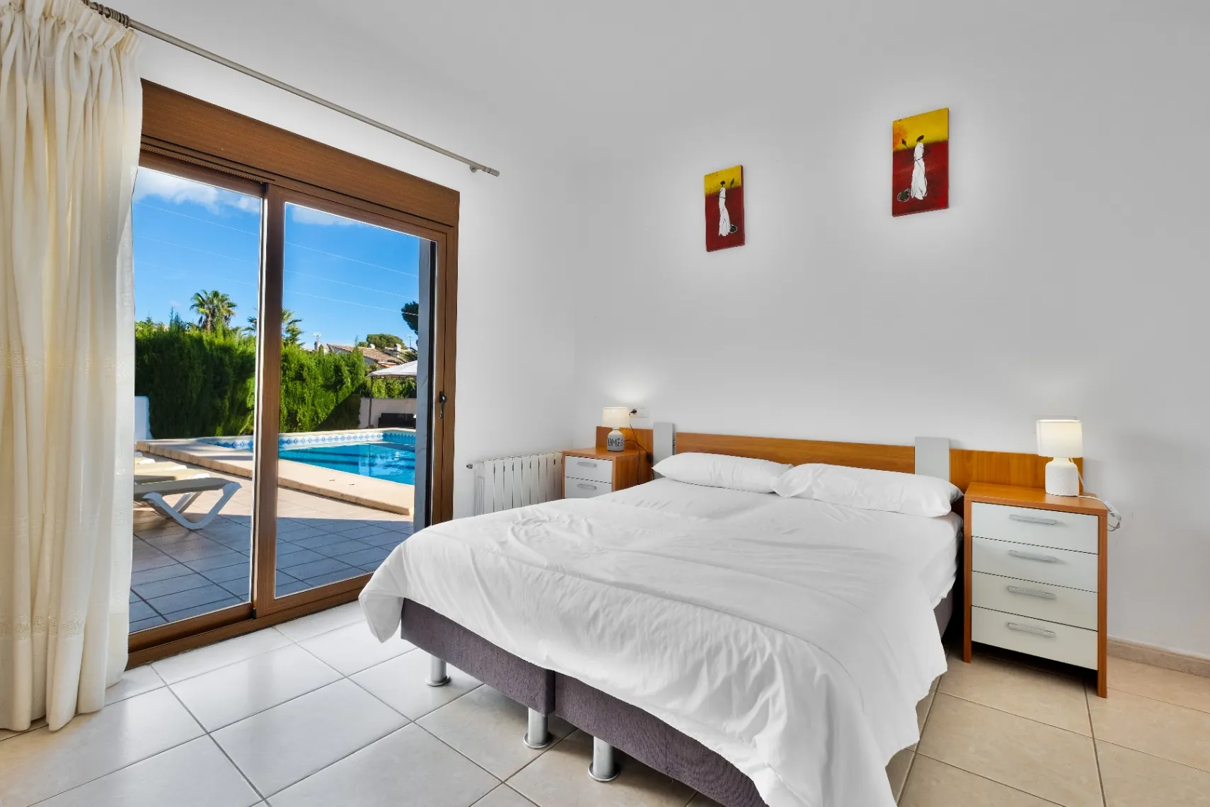 Vila spațioasă cu 10 camere de vânzare în Moraira, cu piscină privată și grădină.