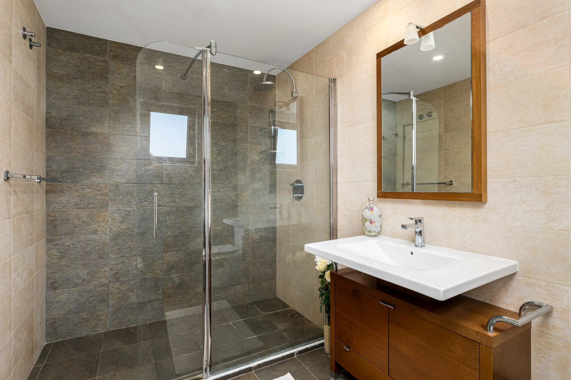 Renovated Mediterranean villa for sale with sea views in Sierra Cortina, Finestrat.