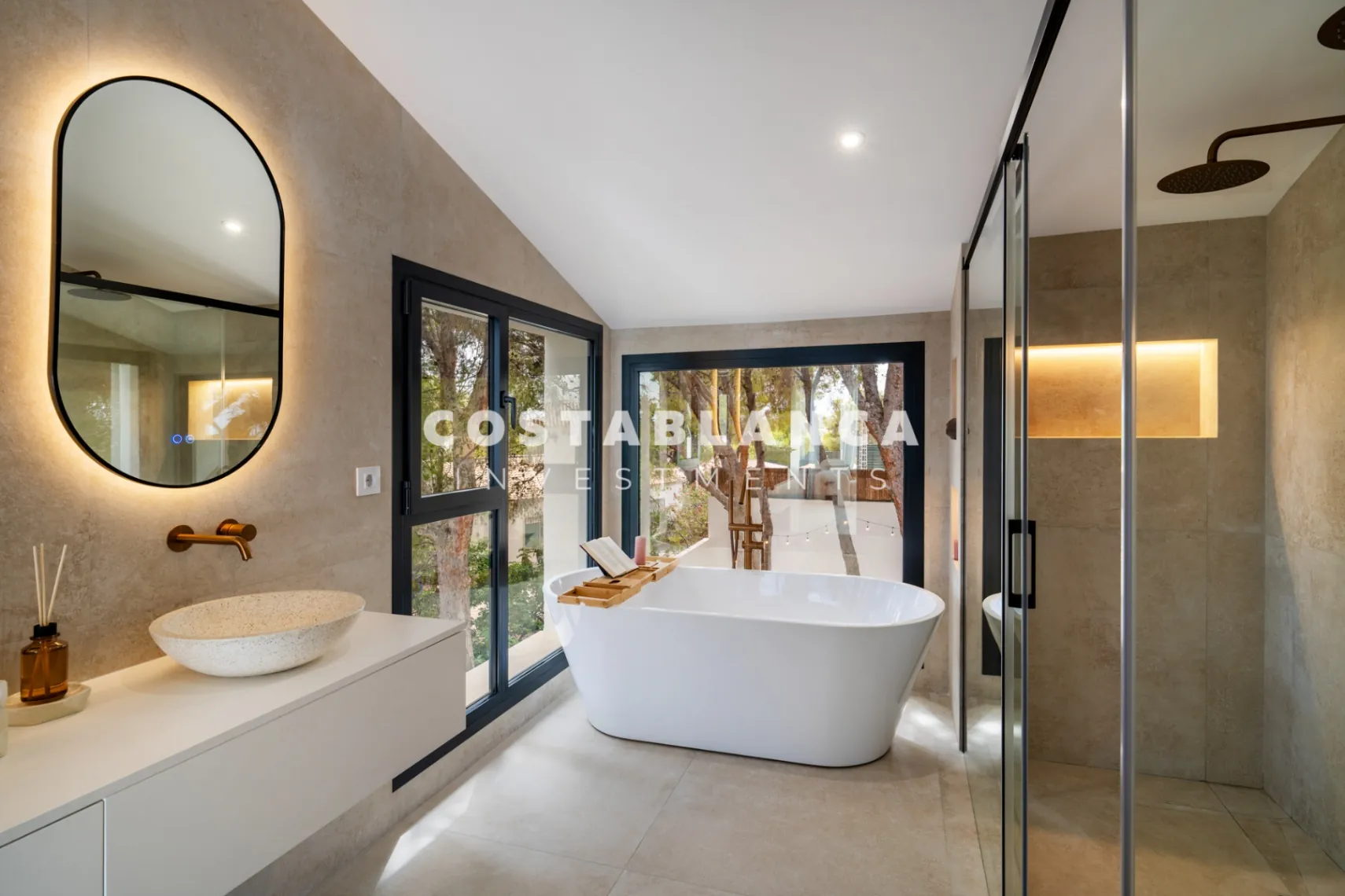 Vila modernă ibiziană cu piscină privată și terasă pe acoperiș în Altea