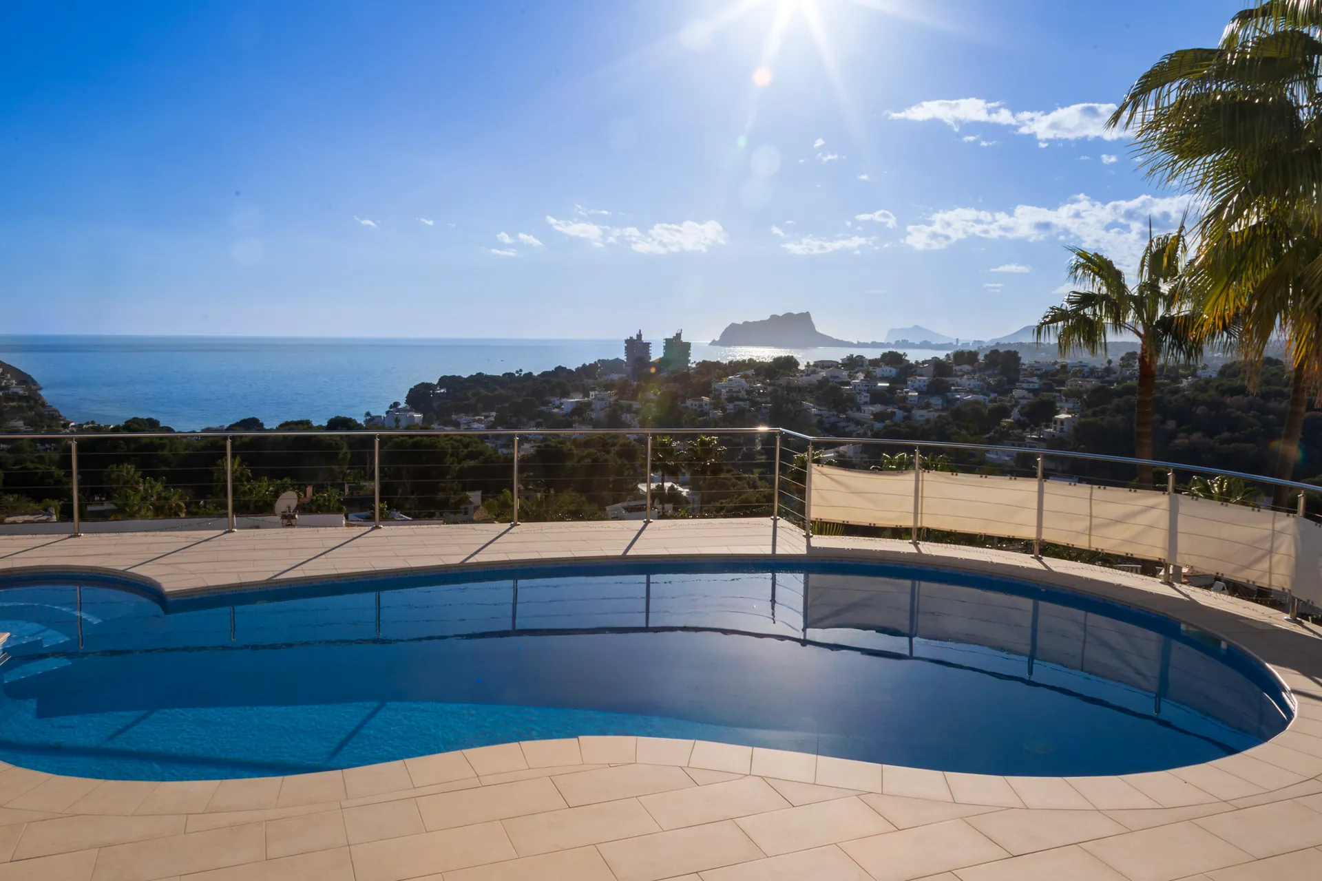 Vila de lux gata de mutat cu vederi panoramice la mare de vânzare în Moraira