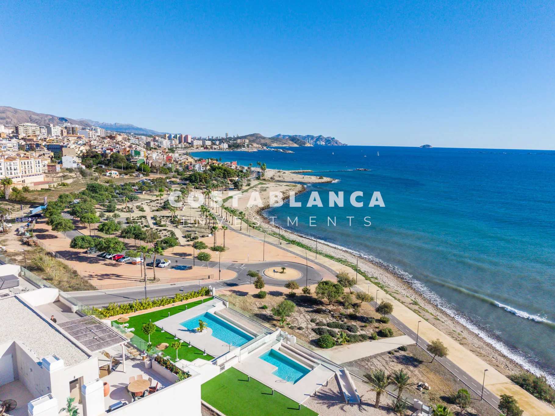 Exceptional apartment on the front line of the Mediterranean with panoramic sea views for sale in Villajoyosa.