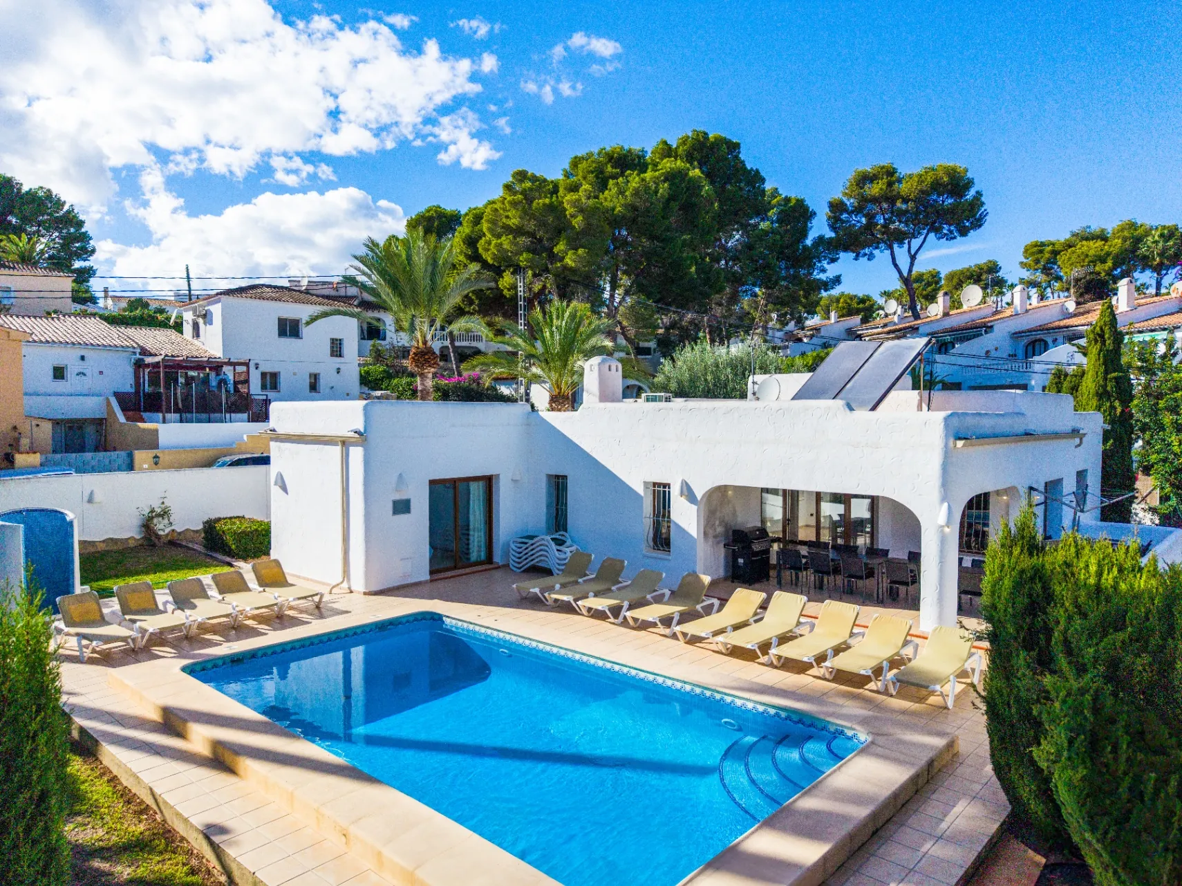 Vila spațioasă cu 10 camere de vânzare în Moraira, cu piscină privată și grădină.