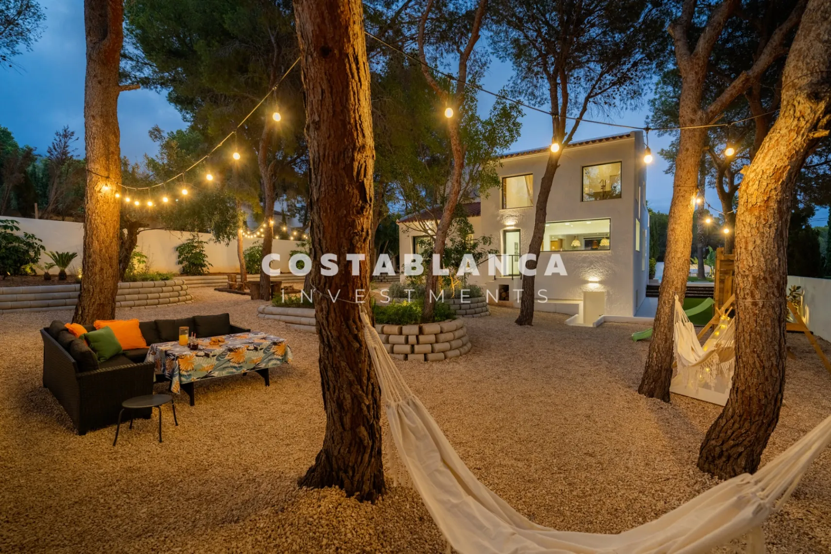 Vila modernă ibiziană cu piscină privată și terasă pe acoperiș în Altea