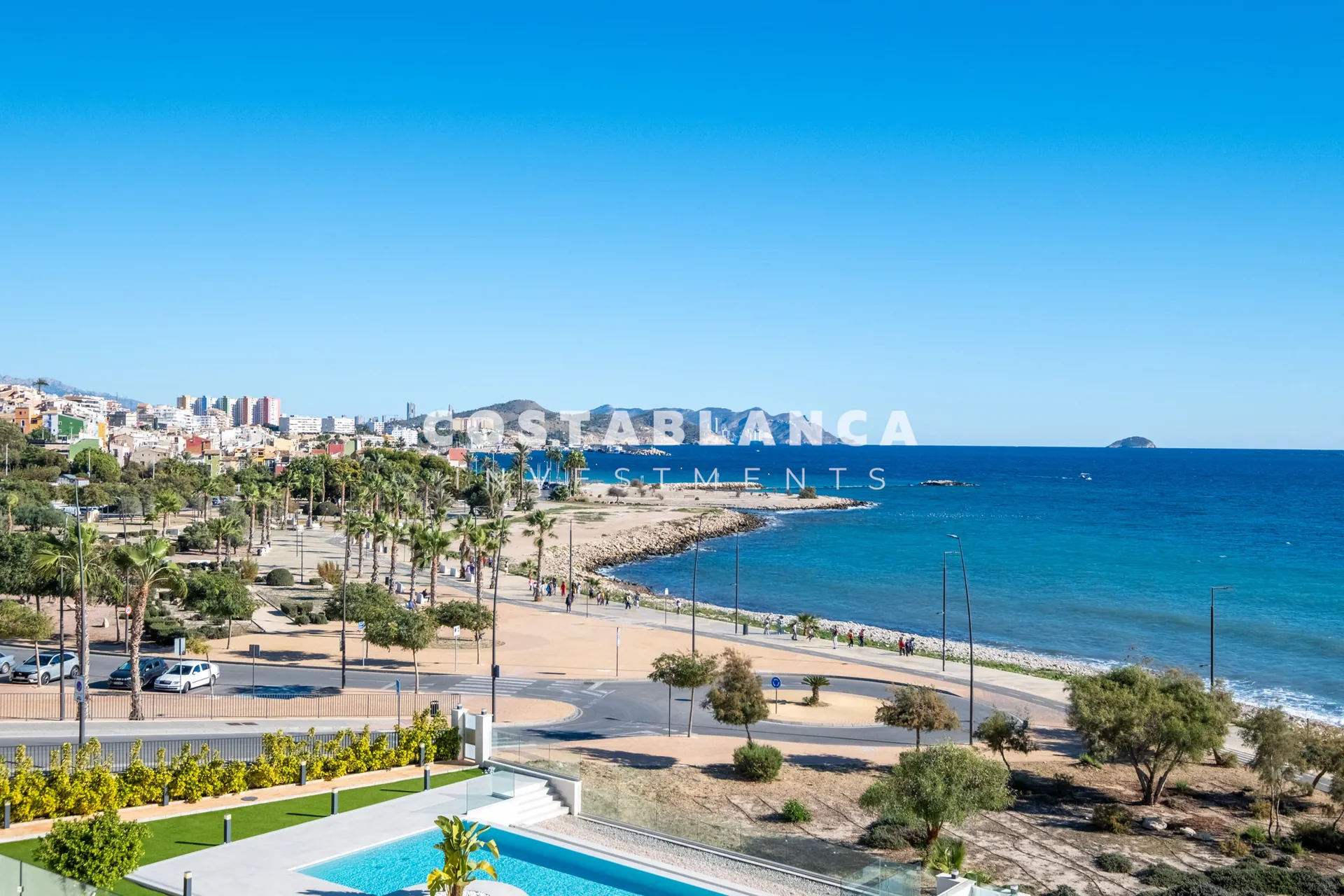 Exceptional apartment on the front line of the Mediterranean with panoramic sea views for sale in Villajoyosa.