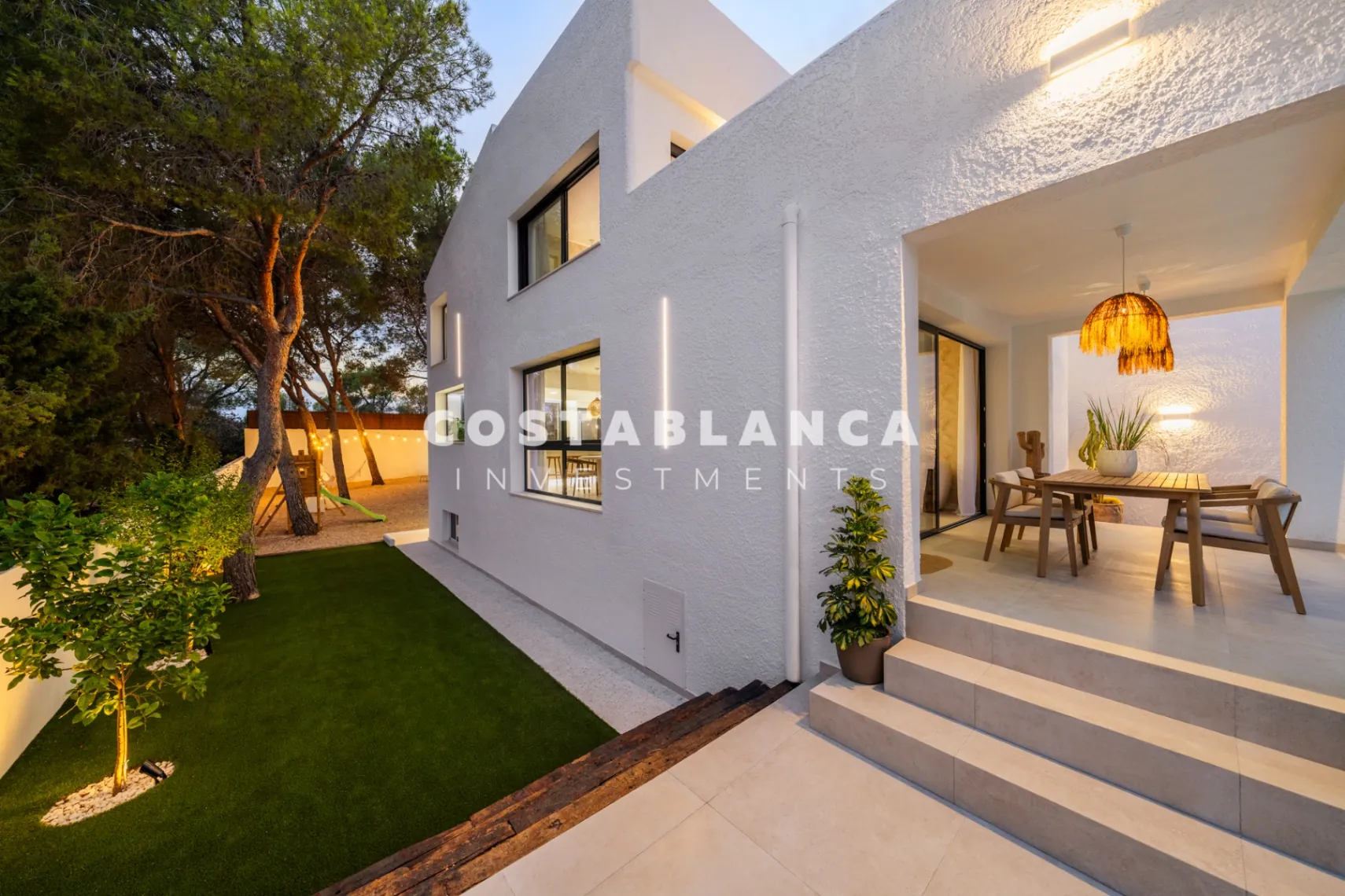 Vila modernă ibiziană cu piscină privată și terasă pe acoperiș în Altea