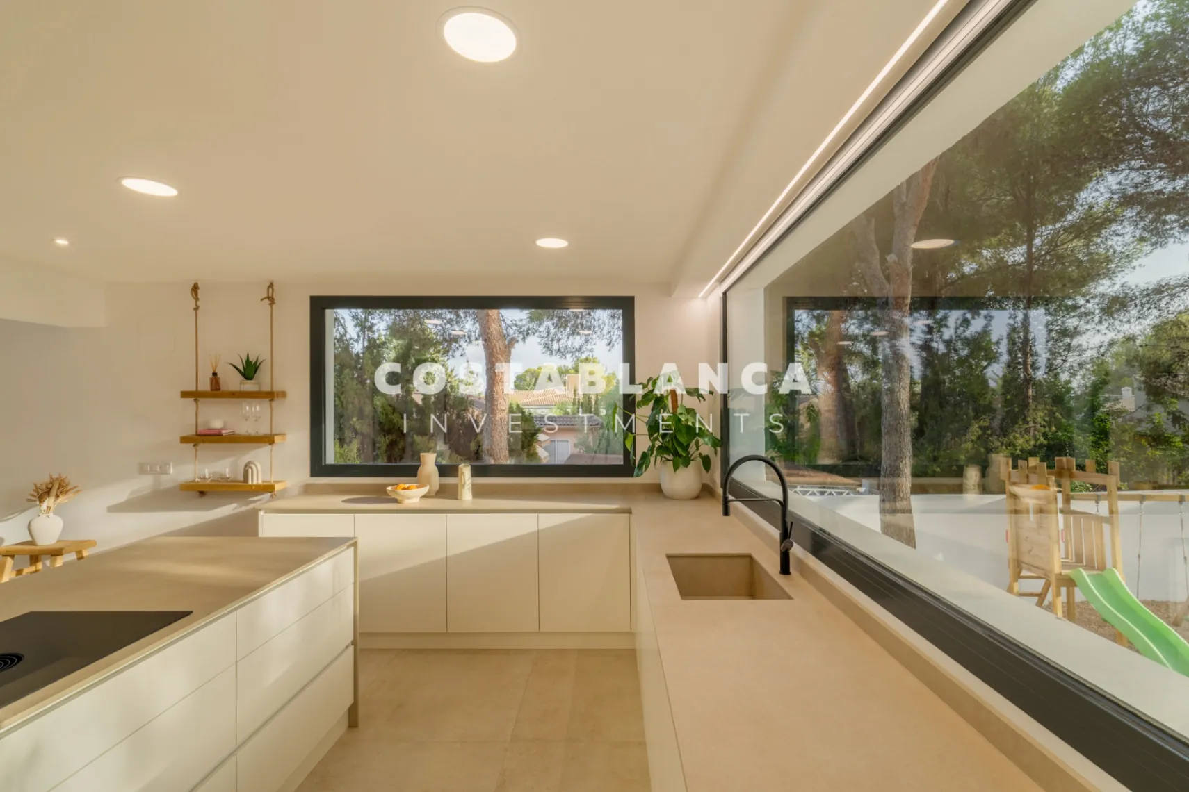 Vila modernă ibiziană cu piscină privată și terasă pe acoperiș în Altea