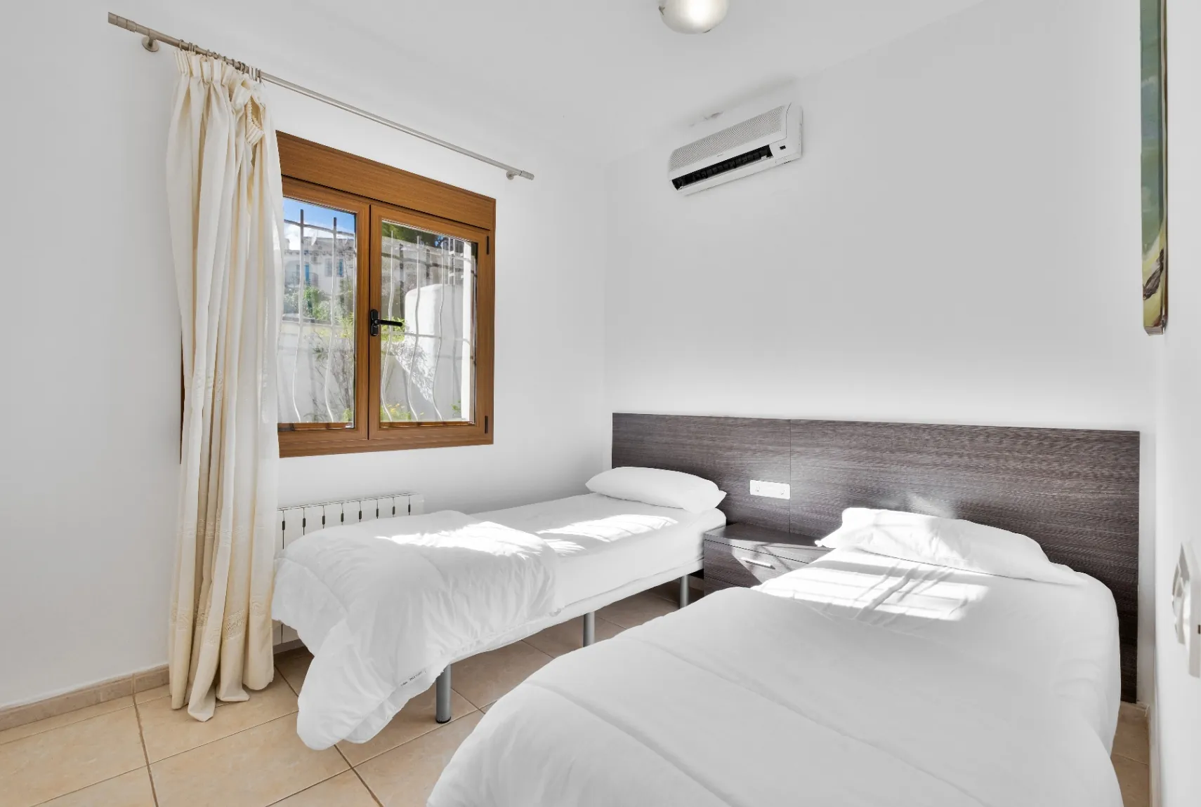 Vila spațioasă cu 10 camere de vânzare în Moraira, cu piscină privată și grădină.