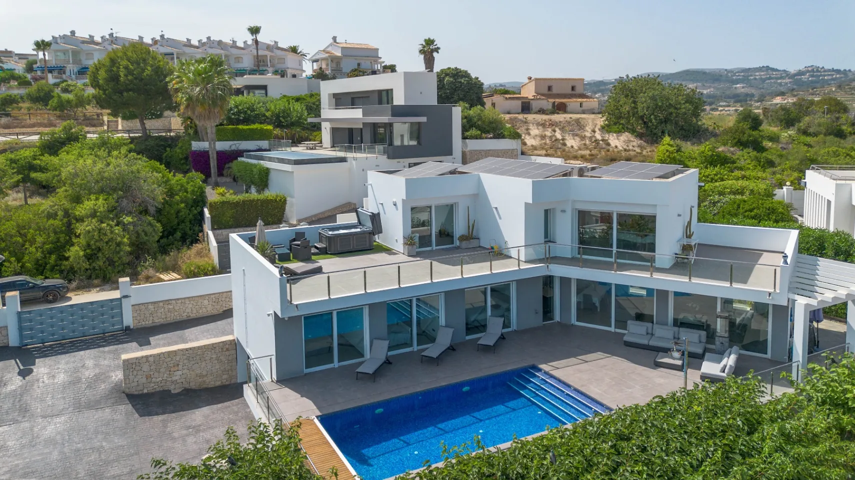 Vila contemporană cu piscină și jacuzzi de vânzare în Moraira