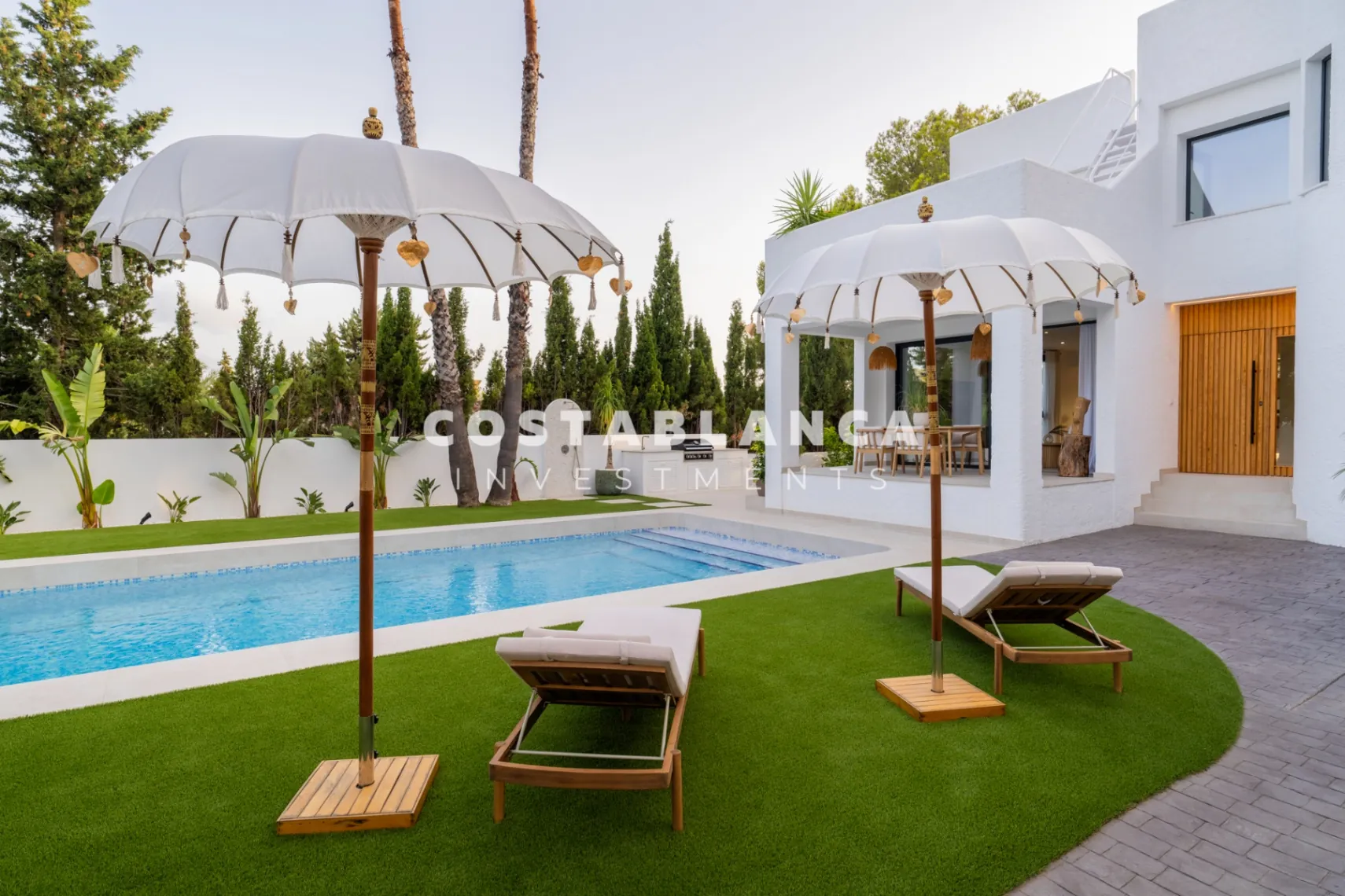 Vila modernă ibiziană cu piscină privată și terasă pe acoperiș în Altea