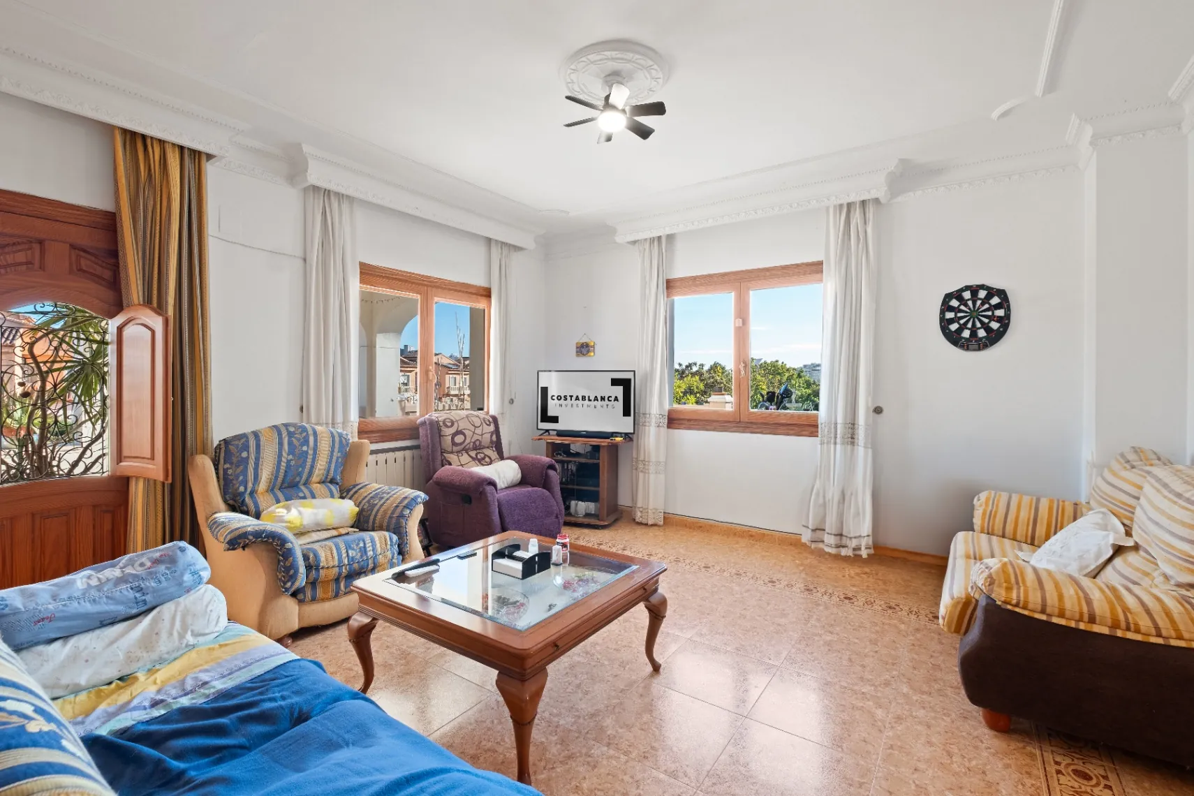 Vila amplă de familie cu apartament pentru oaspeți și vederi la munte de vânzare în Calpe.