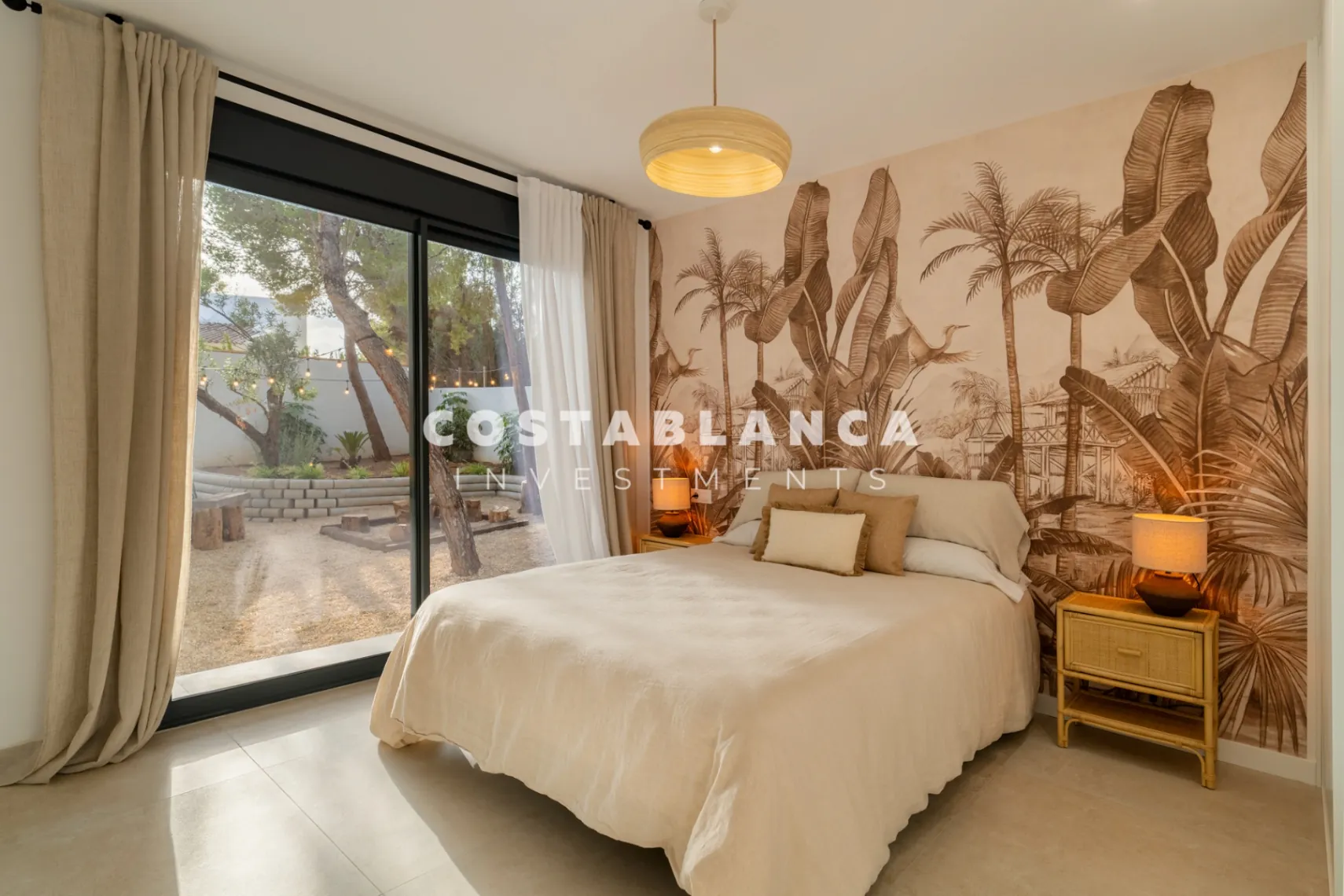 Vila modernă ibiziană cu piscină privată și terasă pe acoperiș în Altea