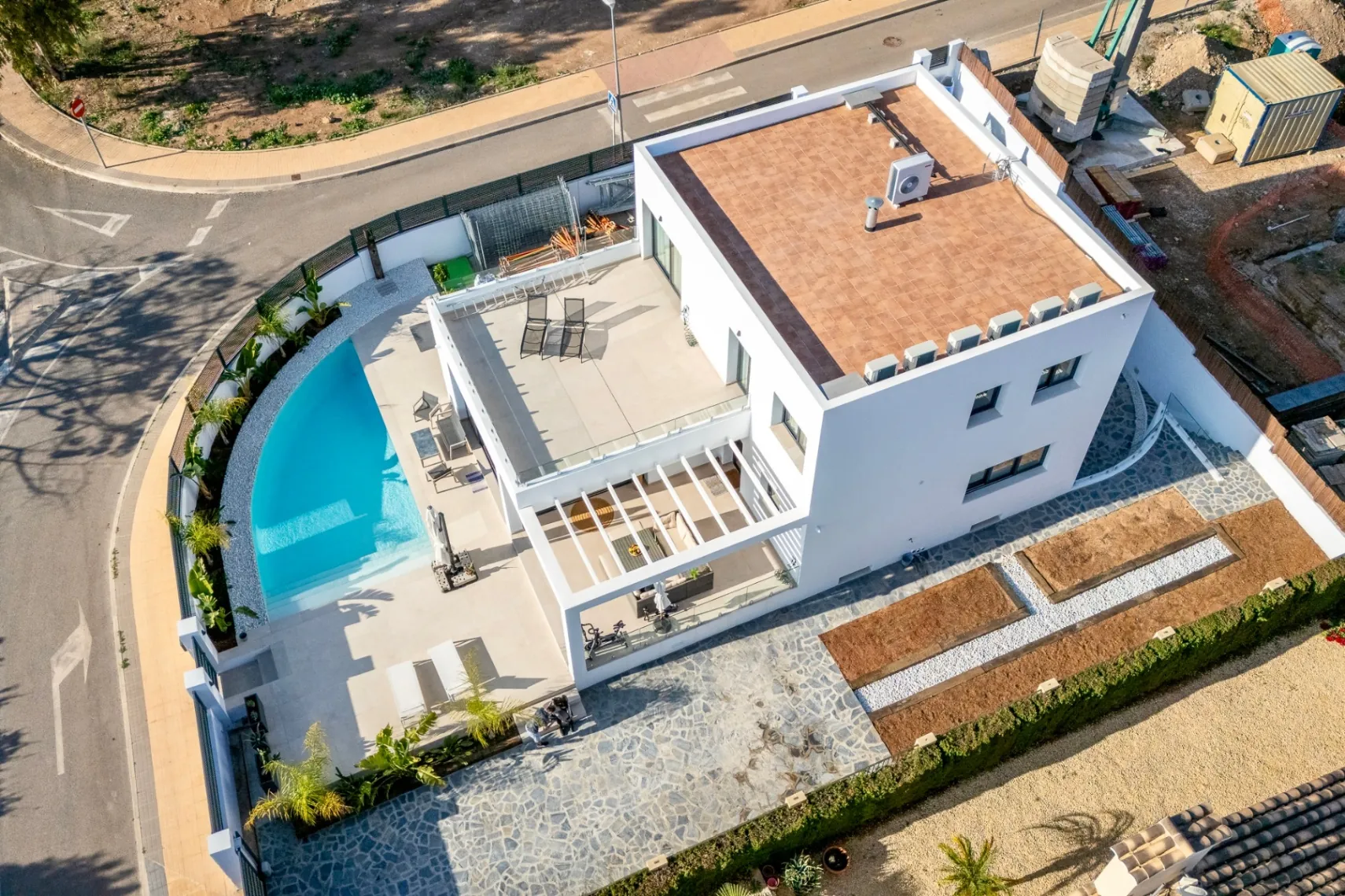 Modern new-build villa for sale in La Nucía with pool and garden.