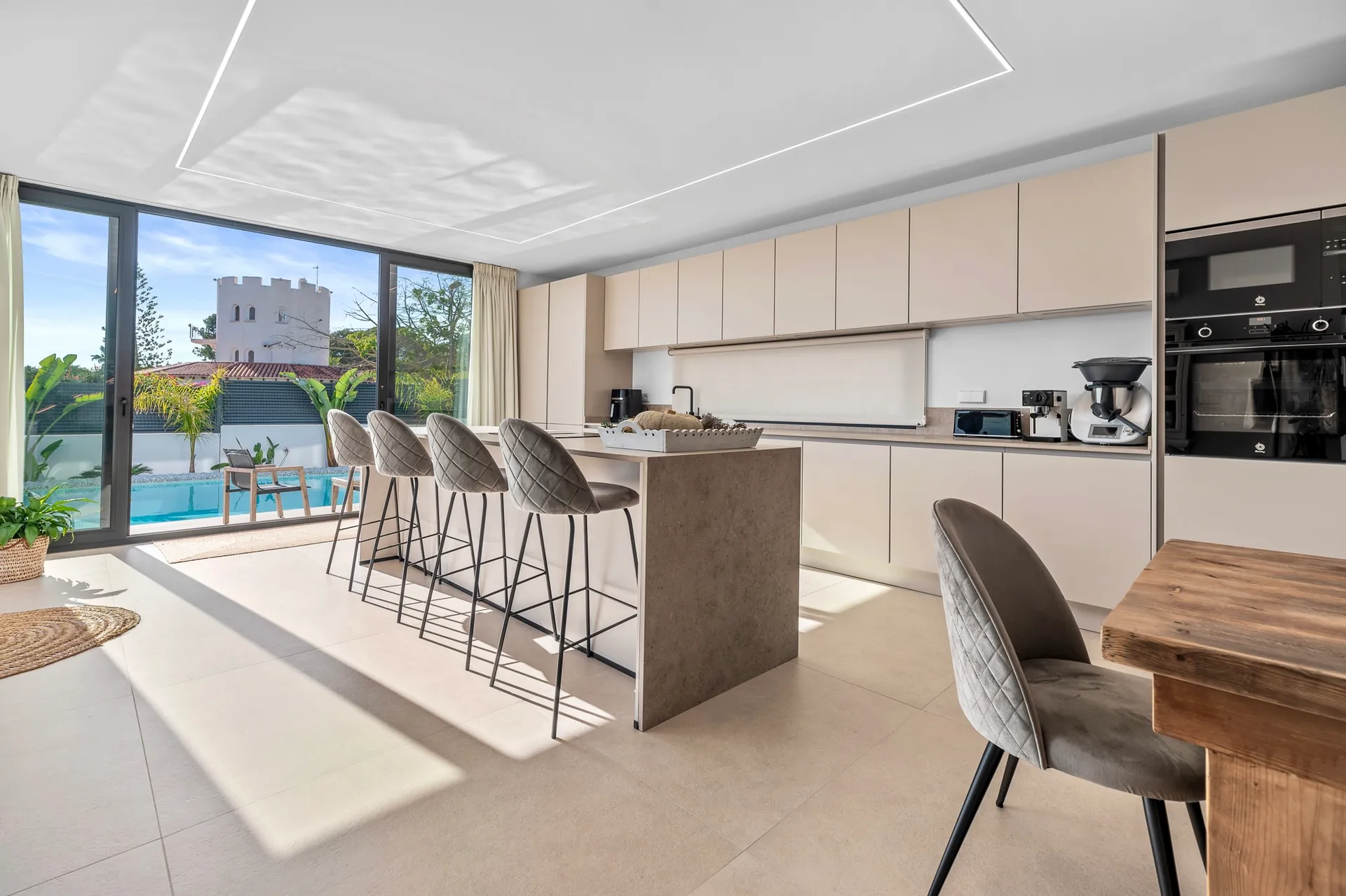 Modern new-build villa for sale in La Nucía with pool and garden.