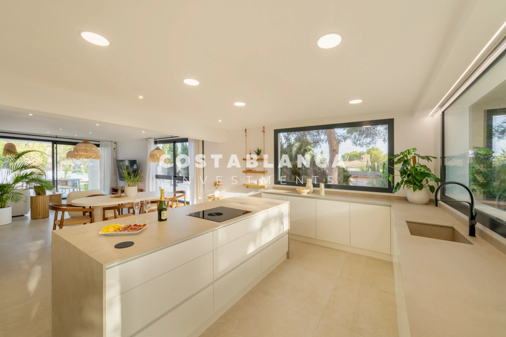 Vila modernă ibiziană cu piscină privată și terasă pe acoperiș în Altea