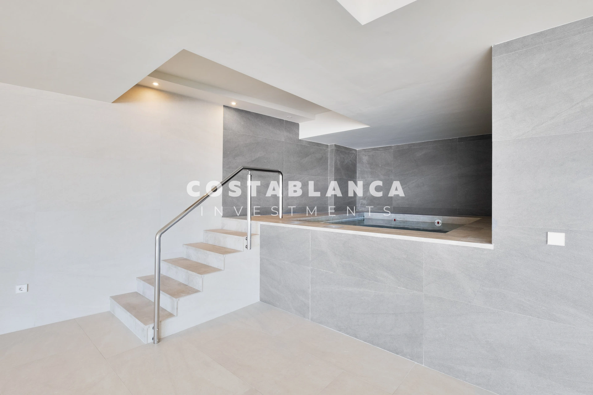 Exceptional apartment on the front line of the Mediterranean with panoramic sea views for sale in Villajoyosa.