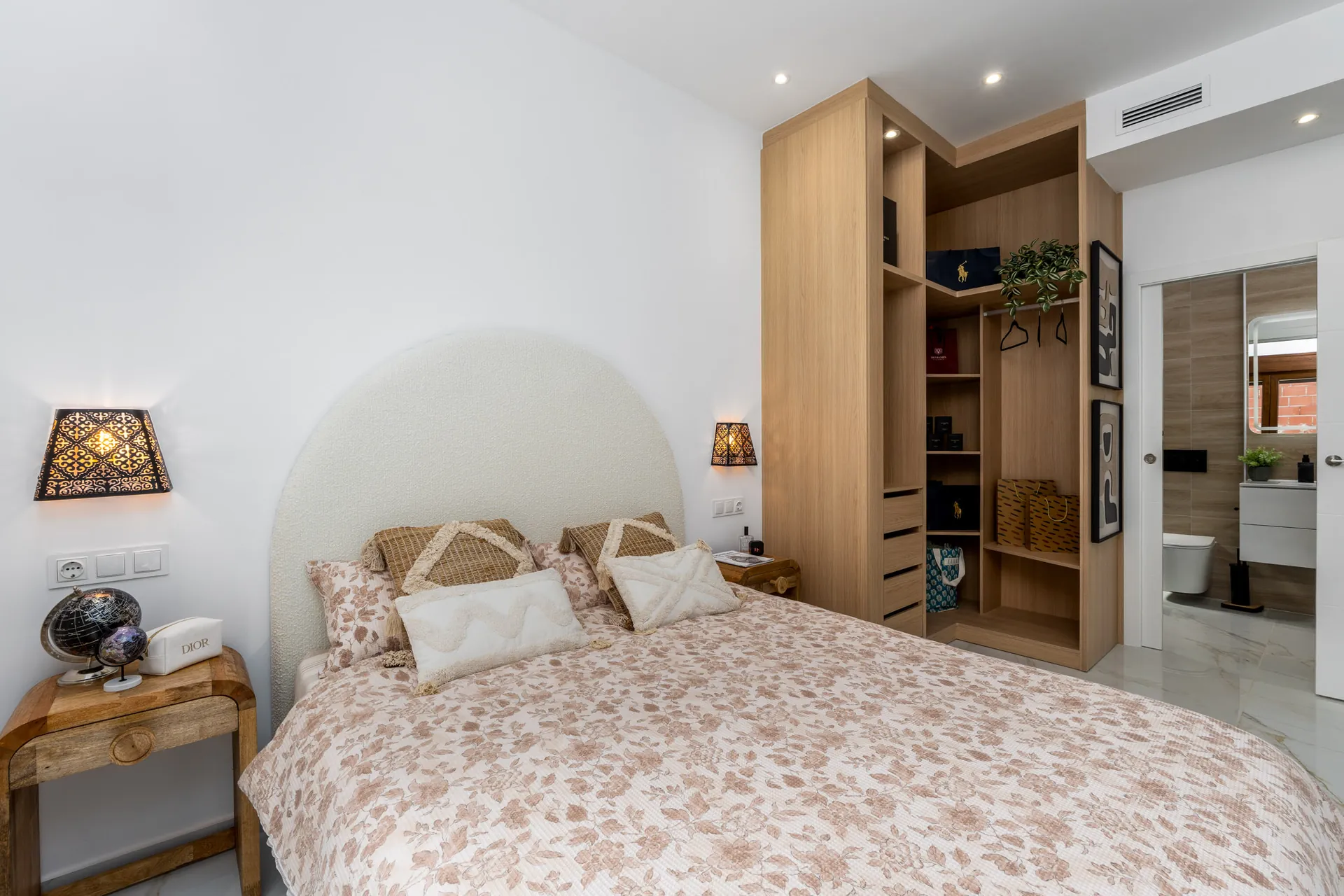 Vilă modernă, nou construită, de vânzare în Polop, cu arhitectură modernă.
