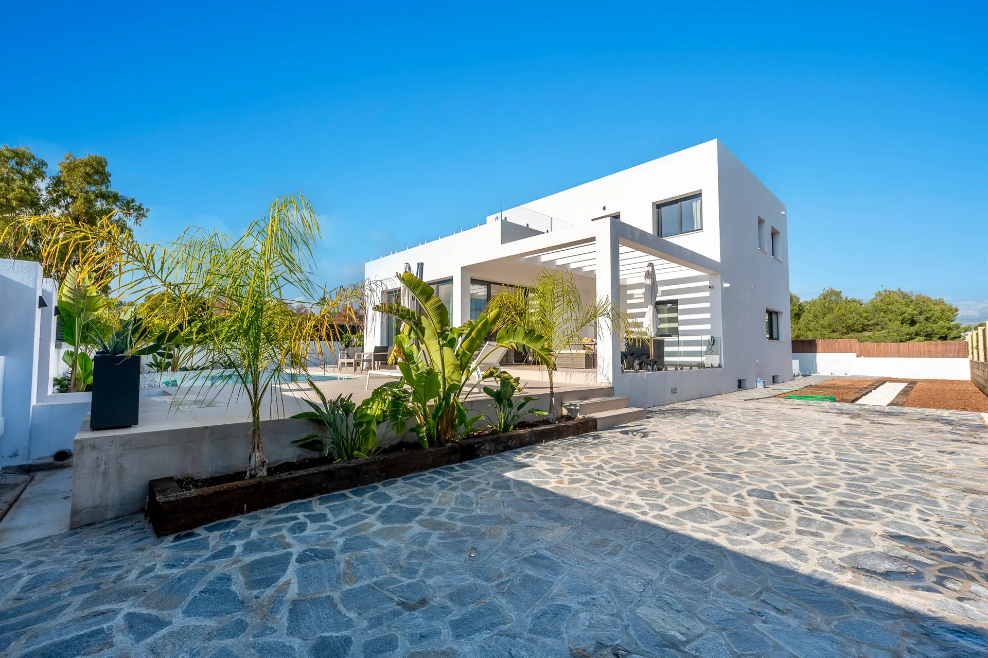 Modern new-build villa for sale in La Nucía with pool and garden.