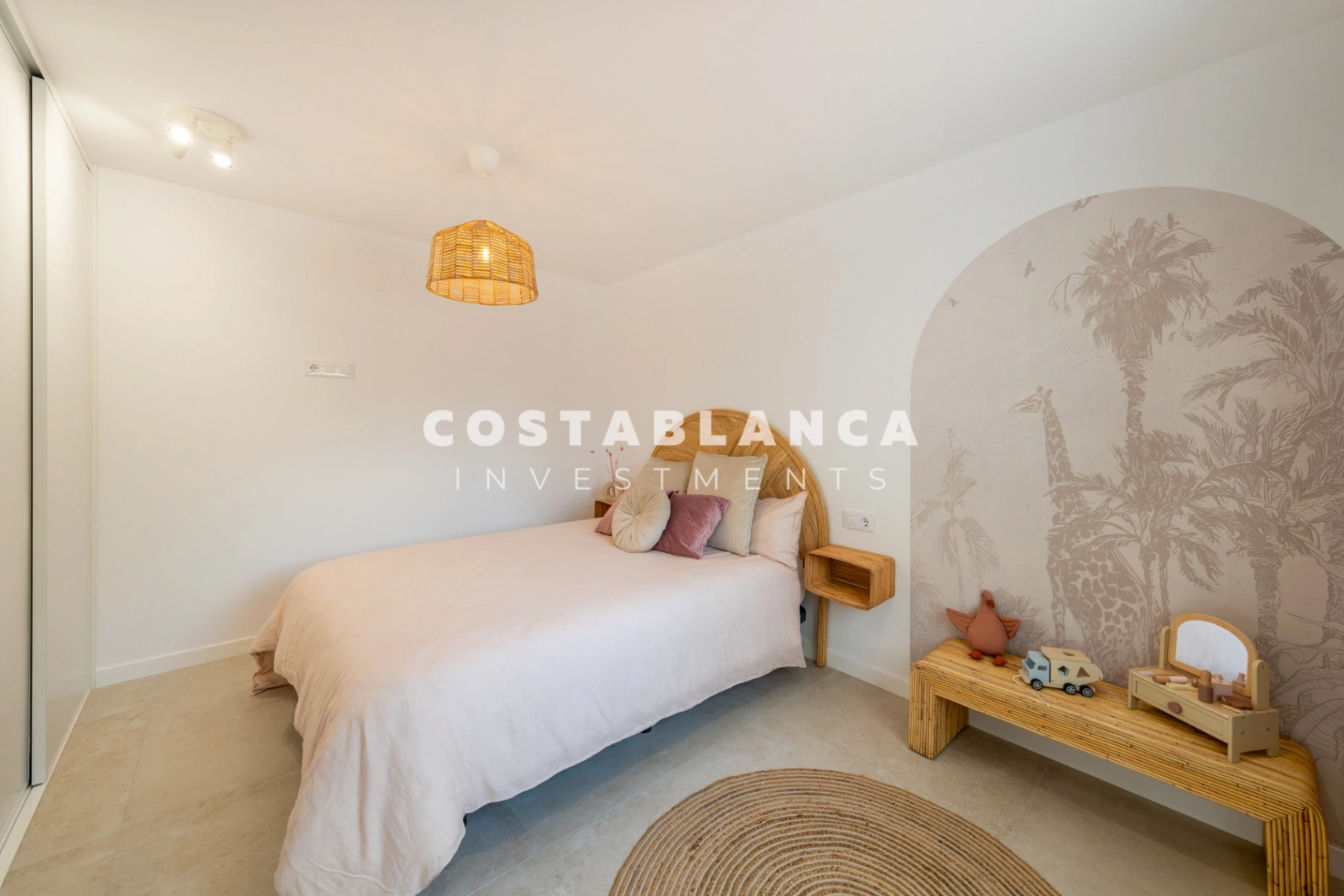 Vila modernă ibiziană cu piscină privată și terasă pe acoperiș în Altea