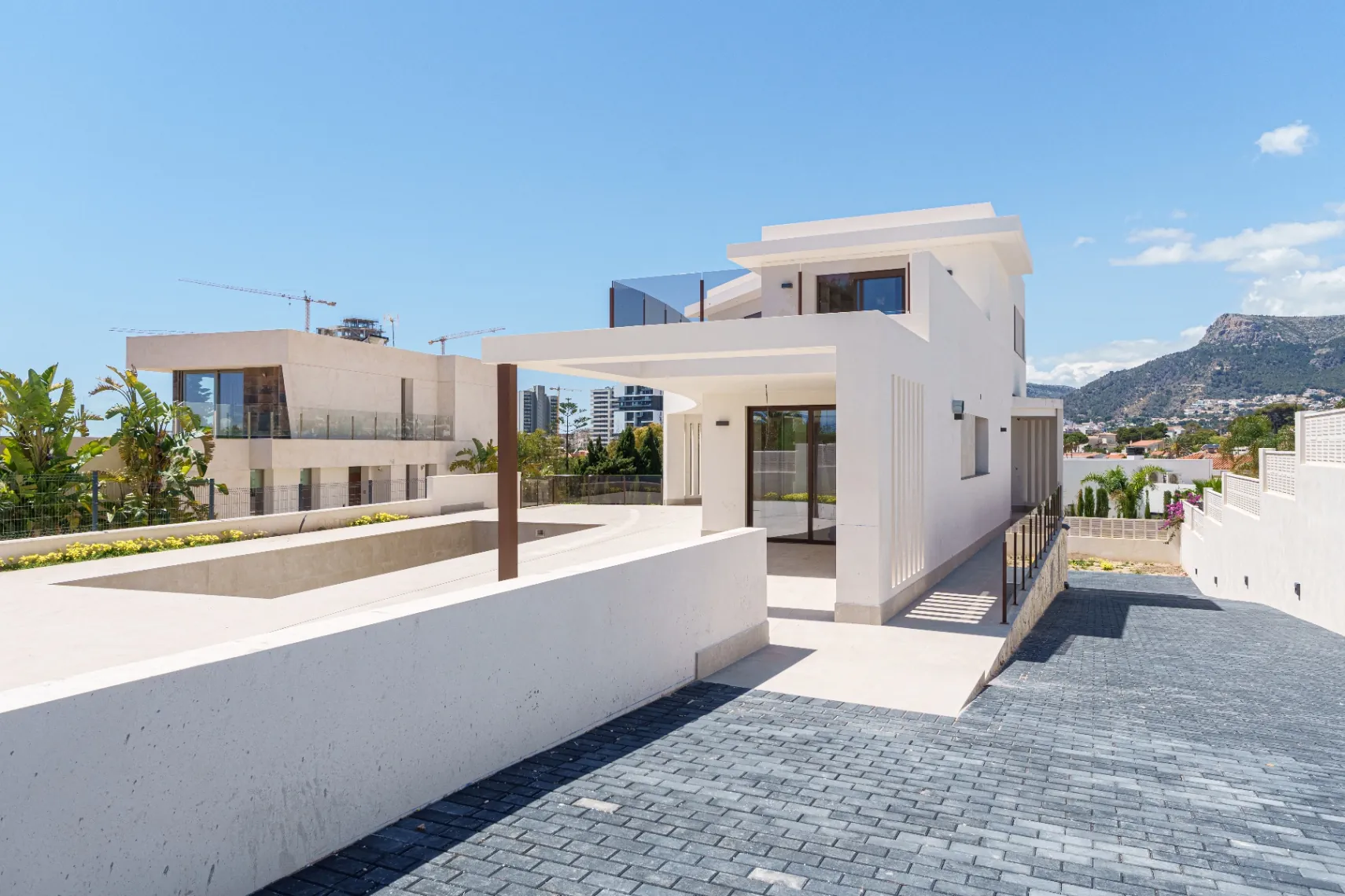 Vila Modernă Orientată Spre Sud de Vânzare în Calpe cu Vederi la Mare și la Peñón de Ifach – Nouă Construcție 2025
