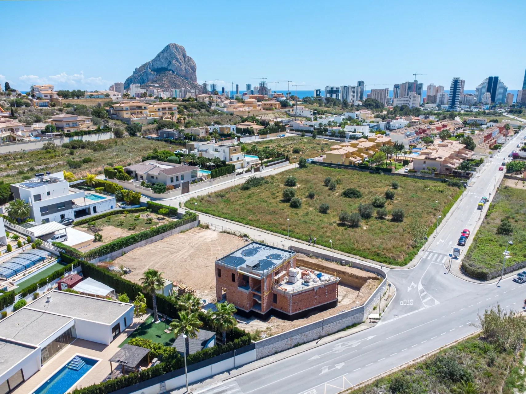 Nouă vilă nou-construită orientată spre sud de vânzare în Calpe, cu piscină, garaj și vederi iconice ale Peñón de Ifach.