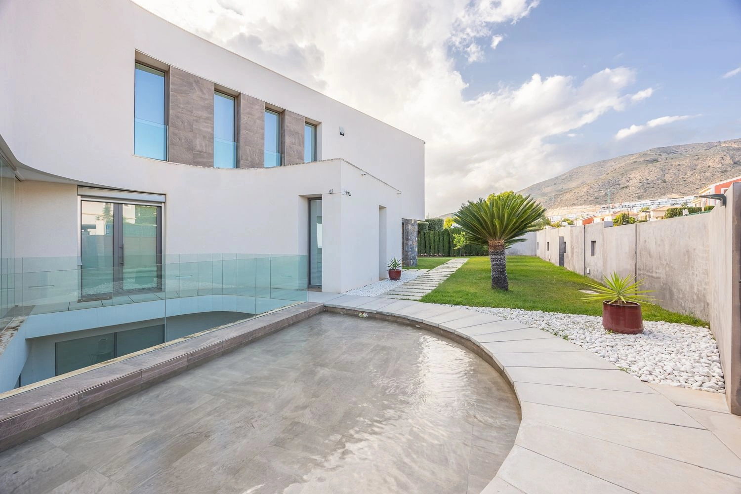 Vila cu design modern, cu vedere la mare, de vânzare în Finestrat.