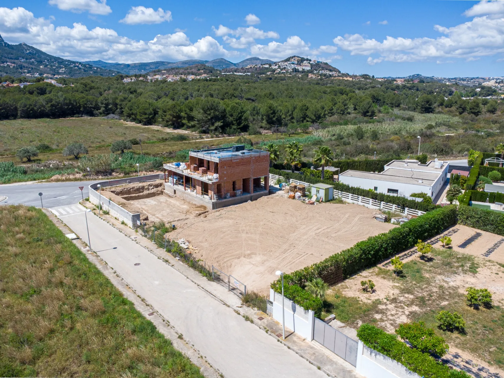 Nouă vilă nou-construită orientată spre sud de vânzare în Calpe, cu piscină, garaj și vederi iconice ale Peñón de Ifach.