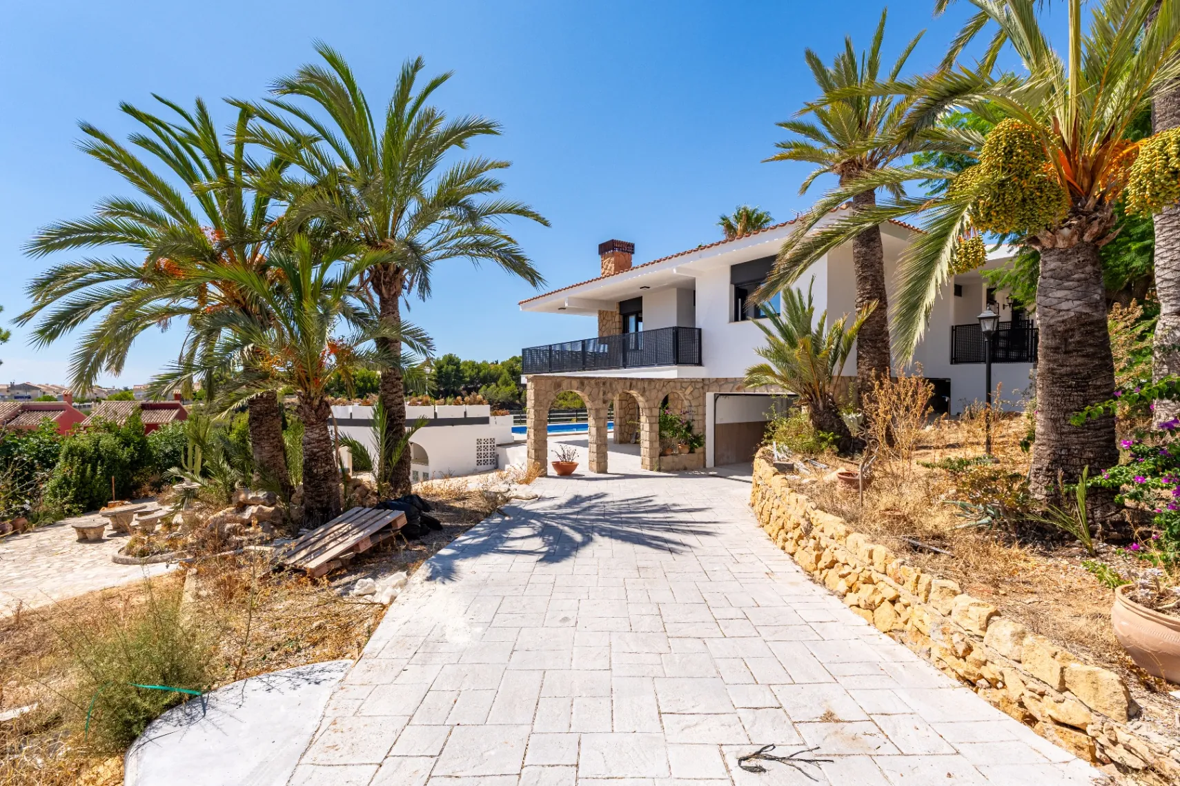 Modern and spacious villa for sale in La Nucía with large land and views.