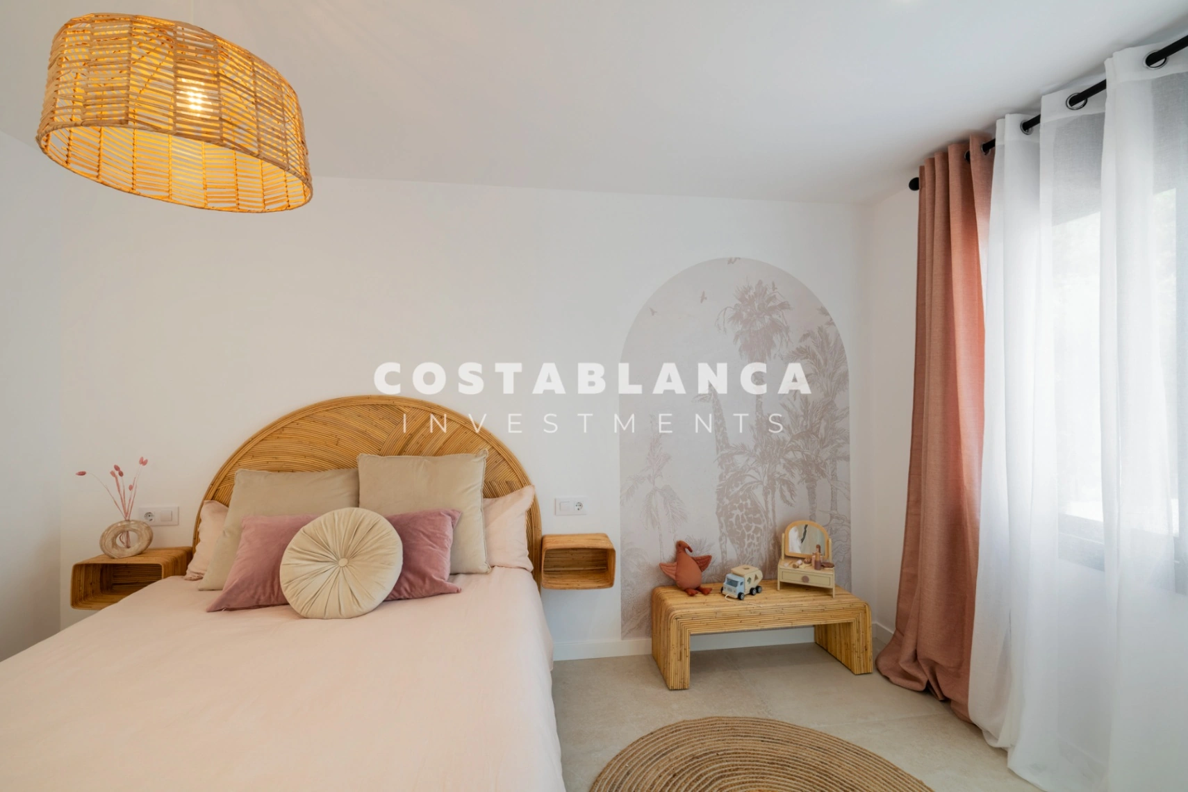 Vila modernă ibiziană cu piscină privată și terasă pe acoperiș în Altea