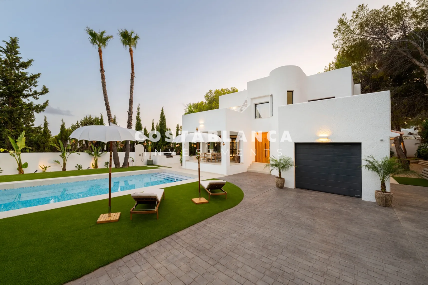 Vila modernă ibiziană cu piscină privată și terasă pe acoperiș în Altea