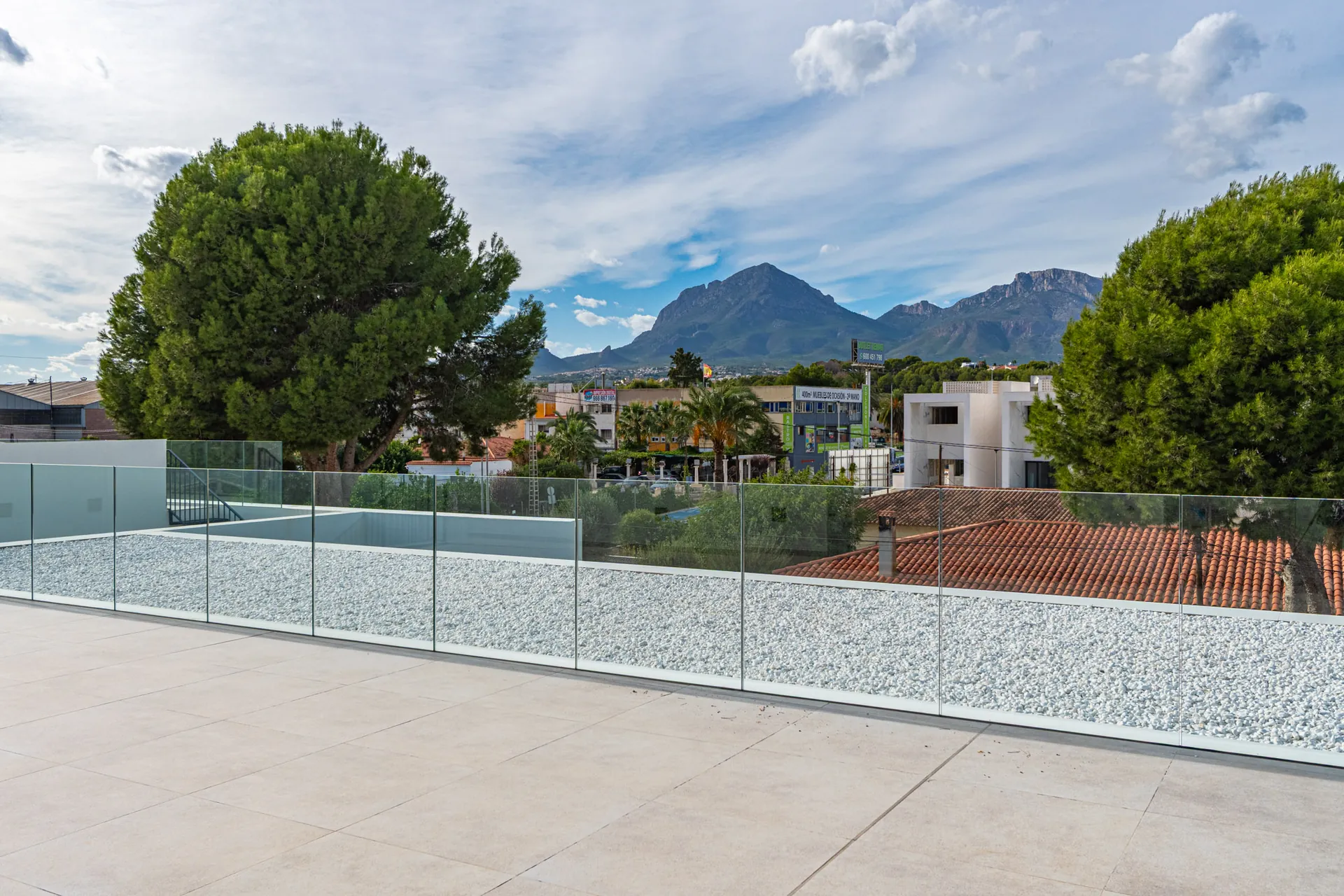 Vilă Modernă Nouă cu Piscină și Vederi la Munte în Albir