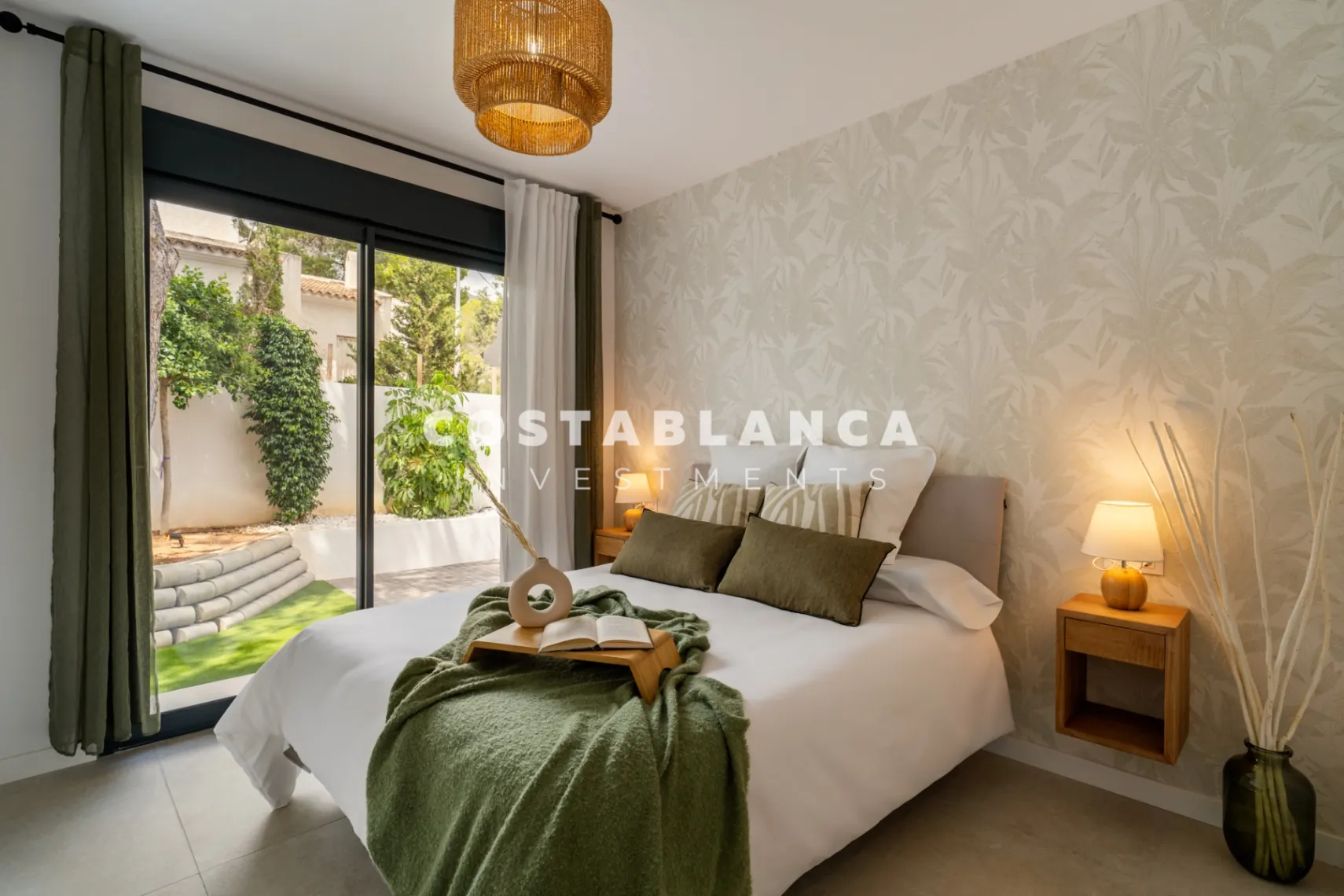 Vila modernă ibiziană cu piscină privată și terasă pe acoperiș în Altea