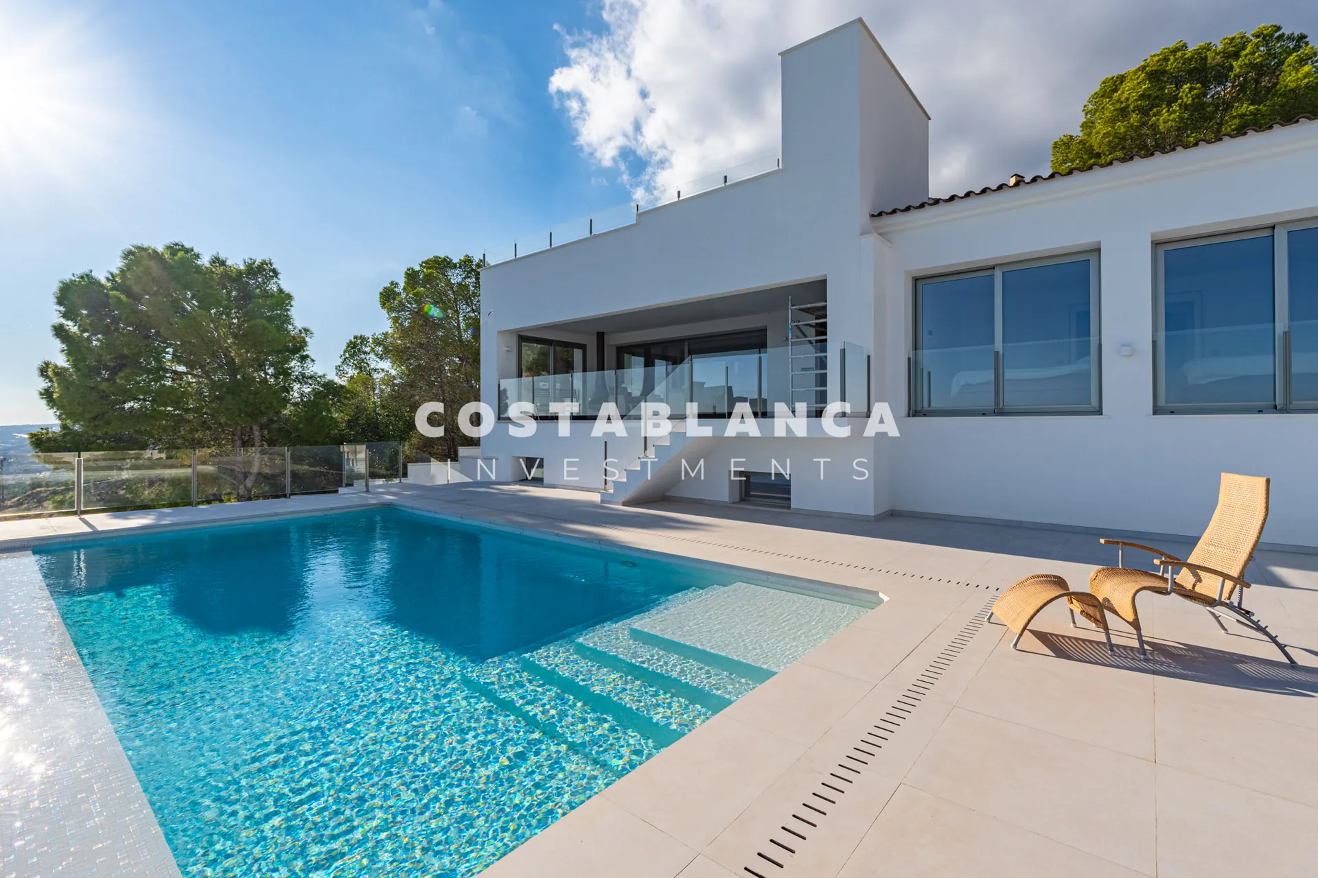 Vila de lux contemporană cu vederi panoramice la Mediterană de vânzare în Altea