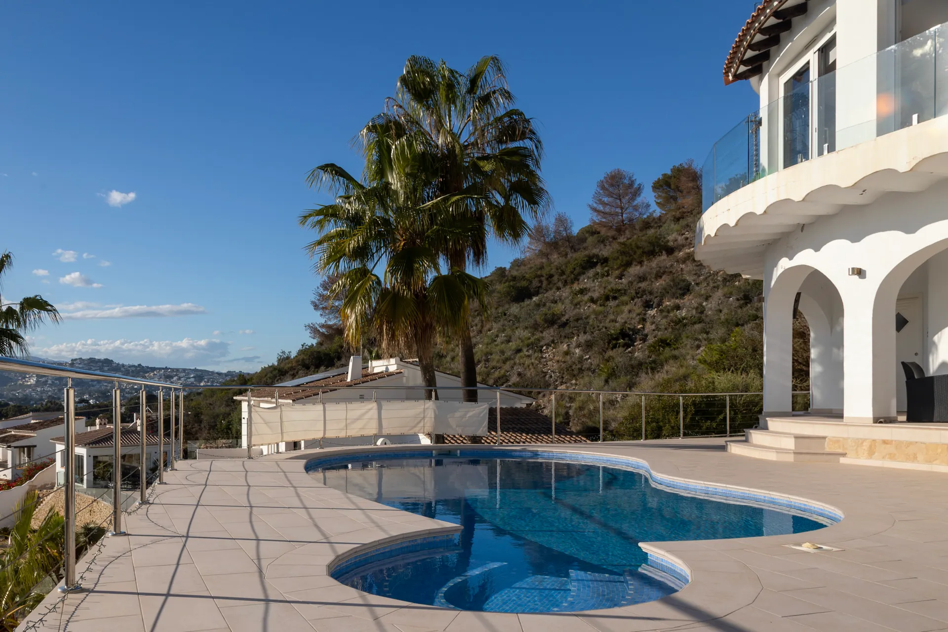 Vila de lux gata de mutat cu vederi panoramice la mare de vânzare în Moraira