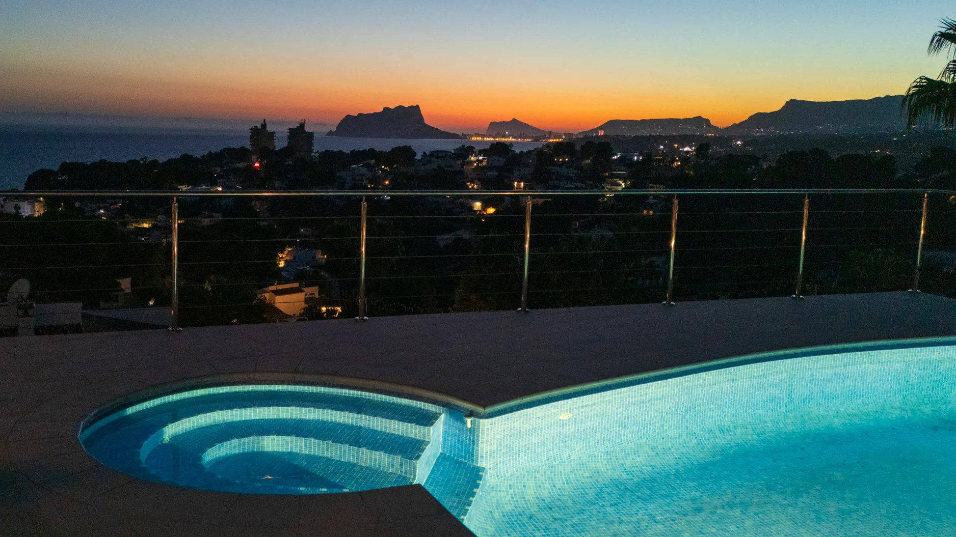 Vila de lux gata de mutat cu vederi panoramice la mare de vânzare în Moraira