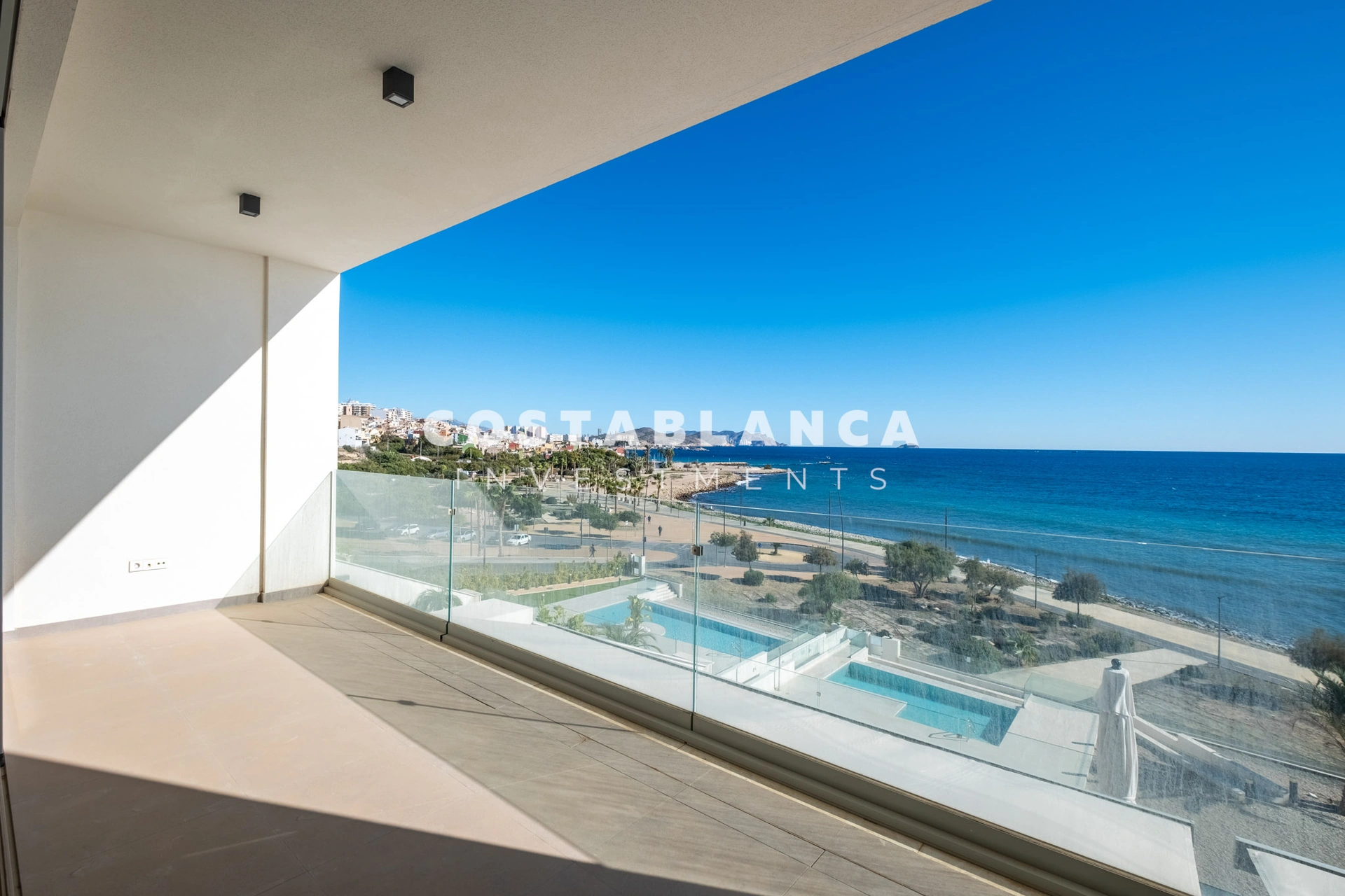Exceptional apartment on the front line of the Mediterranean with panoramic sea views for sale in Villajoyosa.