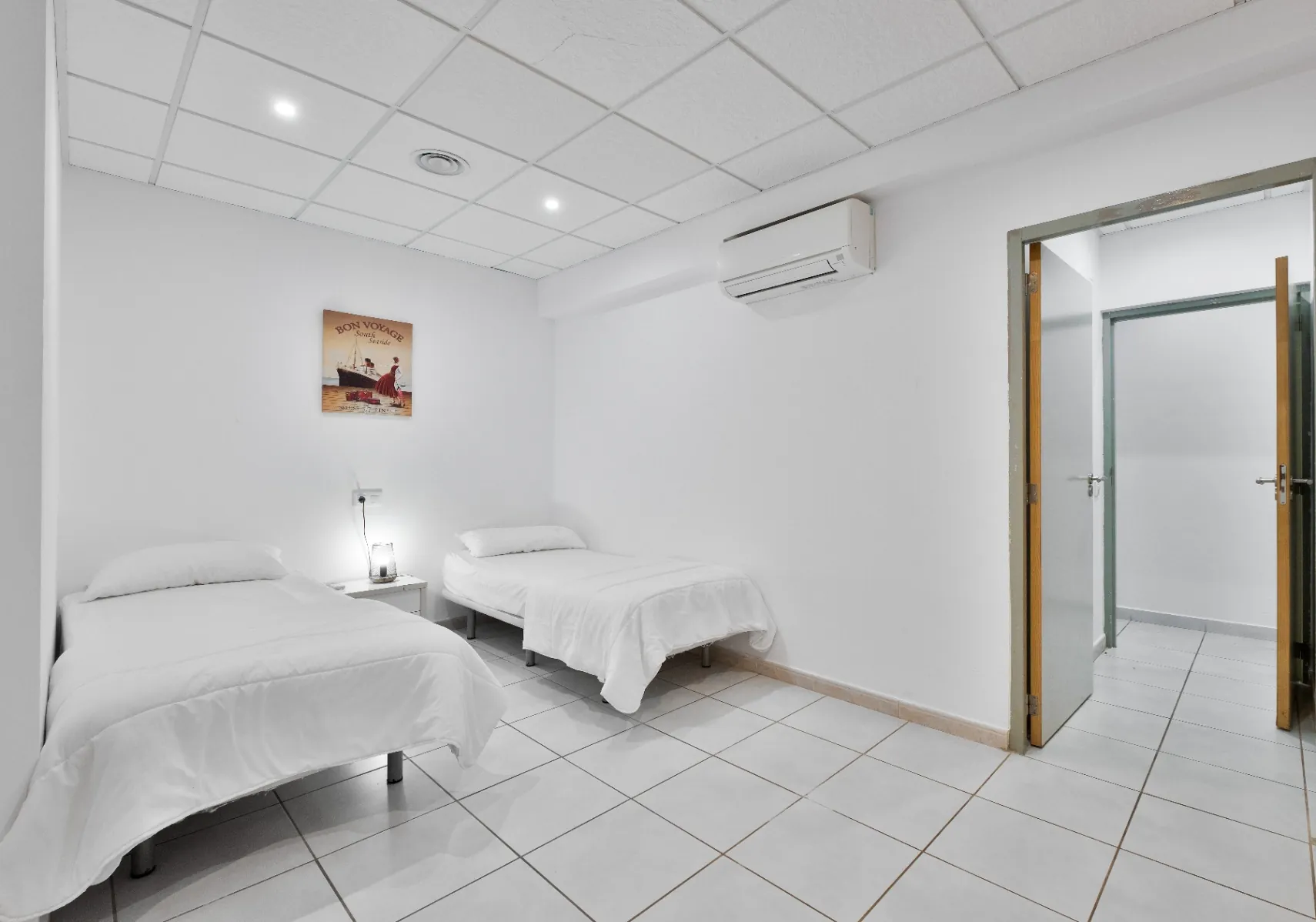 Vila spațioasă cu 10 camere de vânzare în Moraira, cu piscină privată și grădină.