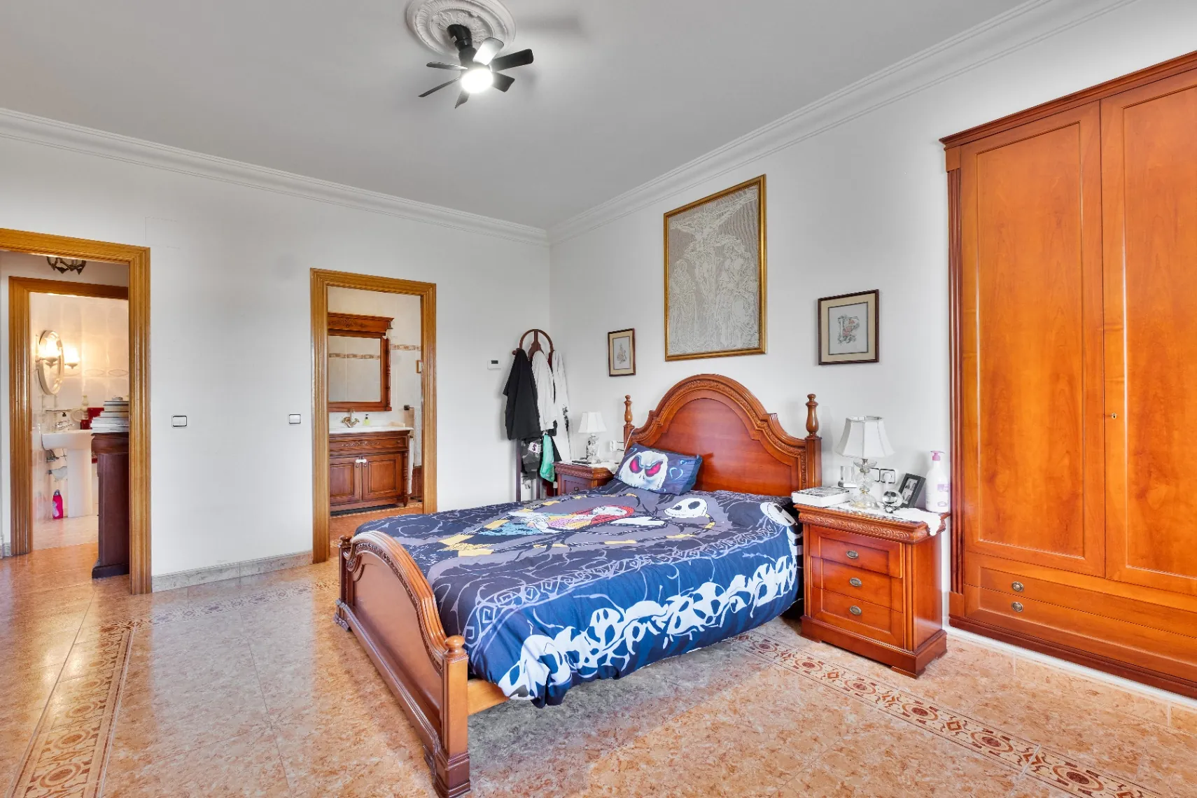 Vila amplă de familie cu apartament pentru oaspeți și vederi la munte de vânzare în Calpe.