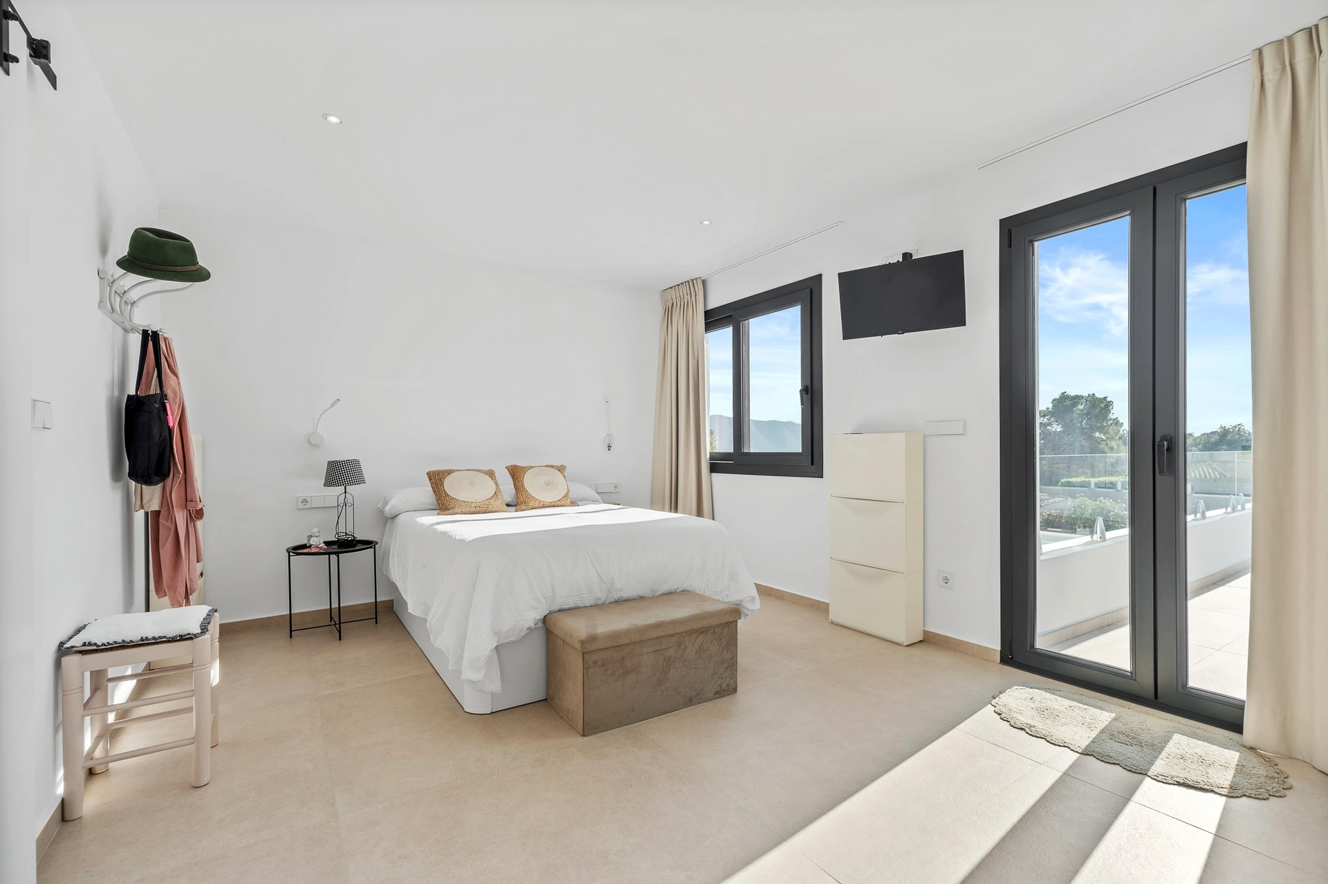 Modern new-build villa for sale in La Nucía with pool and garden.