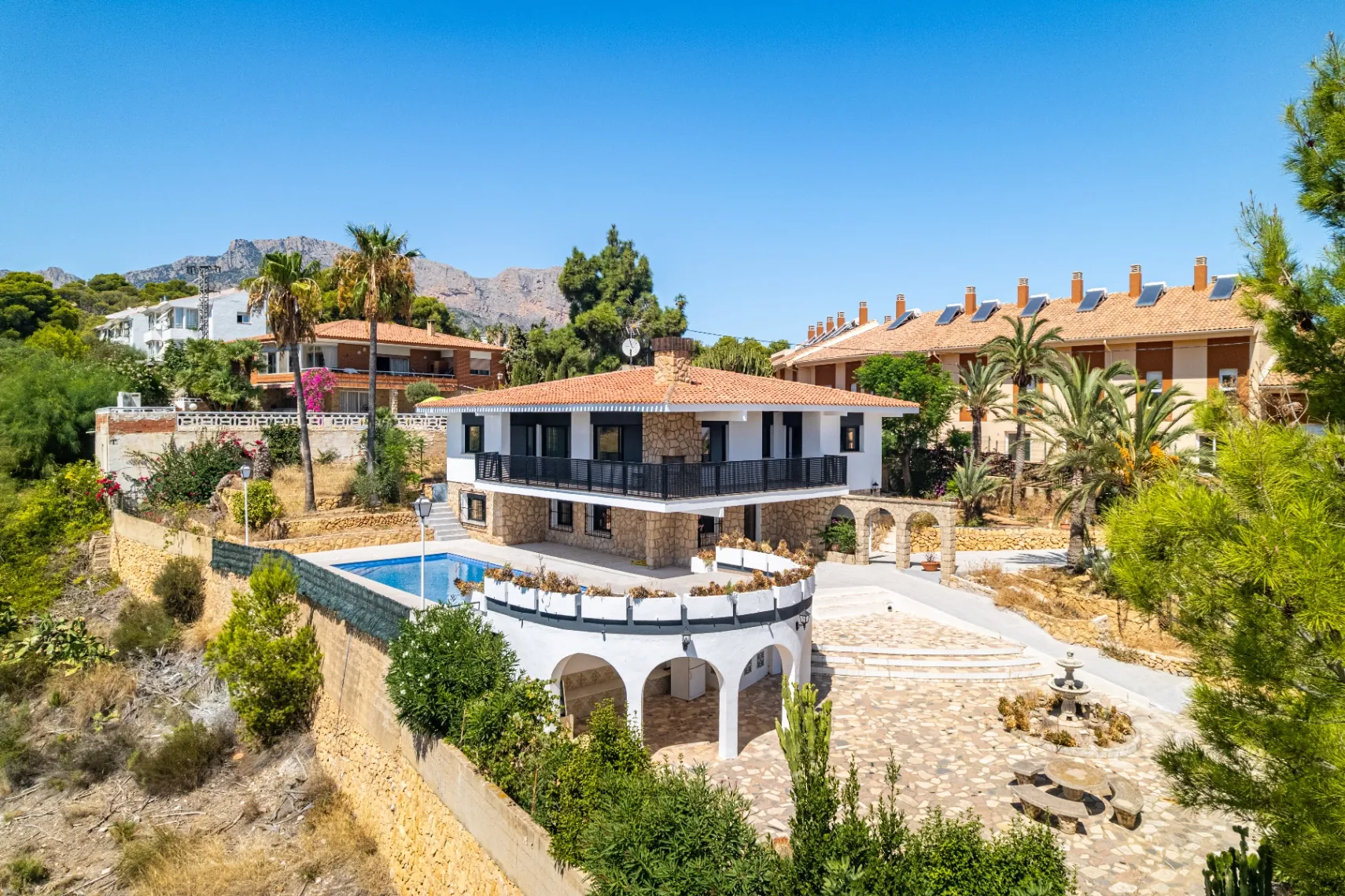Modern and spacious villa for sale in La Nucía with large land and views.