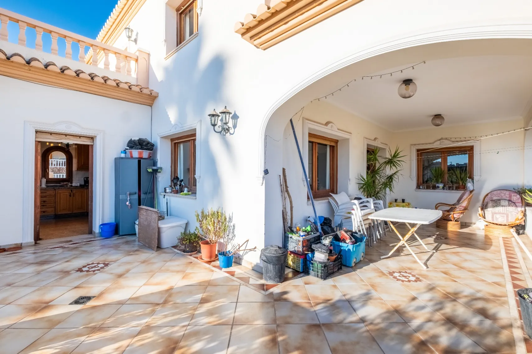 Vila amplă de familie cu apartament pentru oaspeți și vederi la munte de vânzare în Calpe.