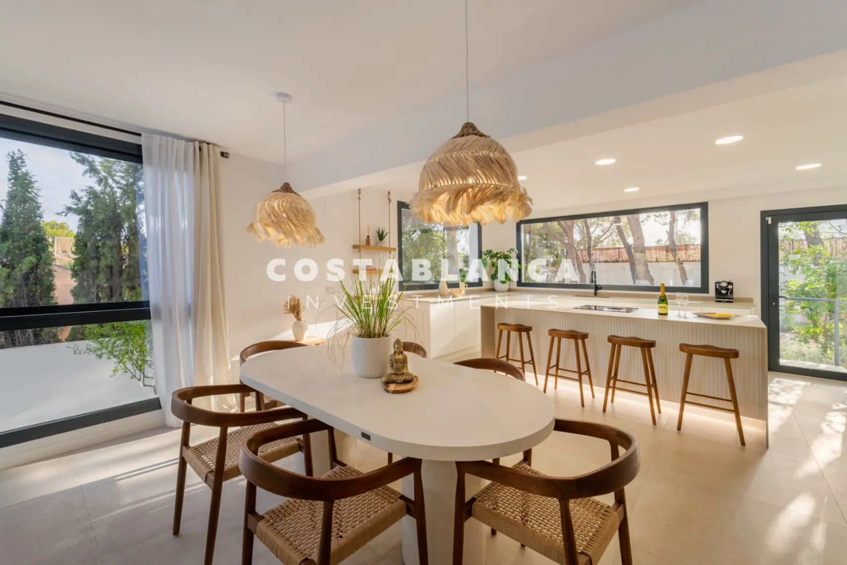 Vila modernă ibiziană cu piscină privată și terasă pe acoperiș în Altea