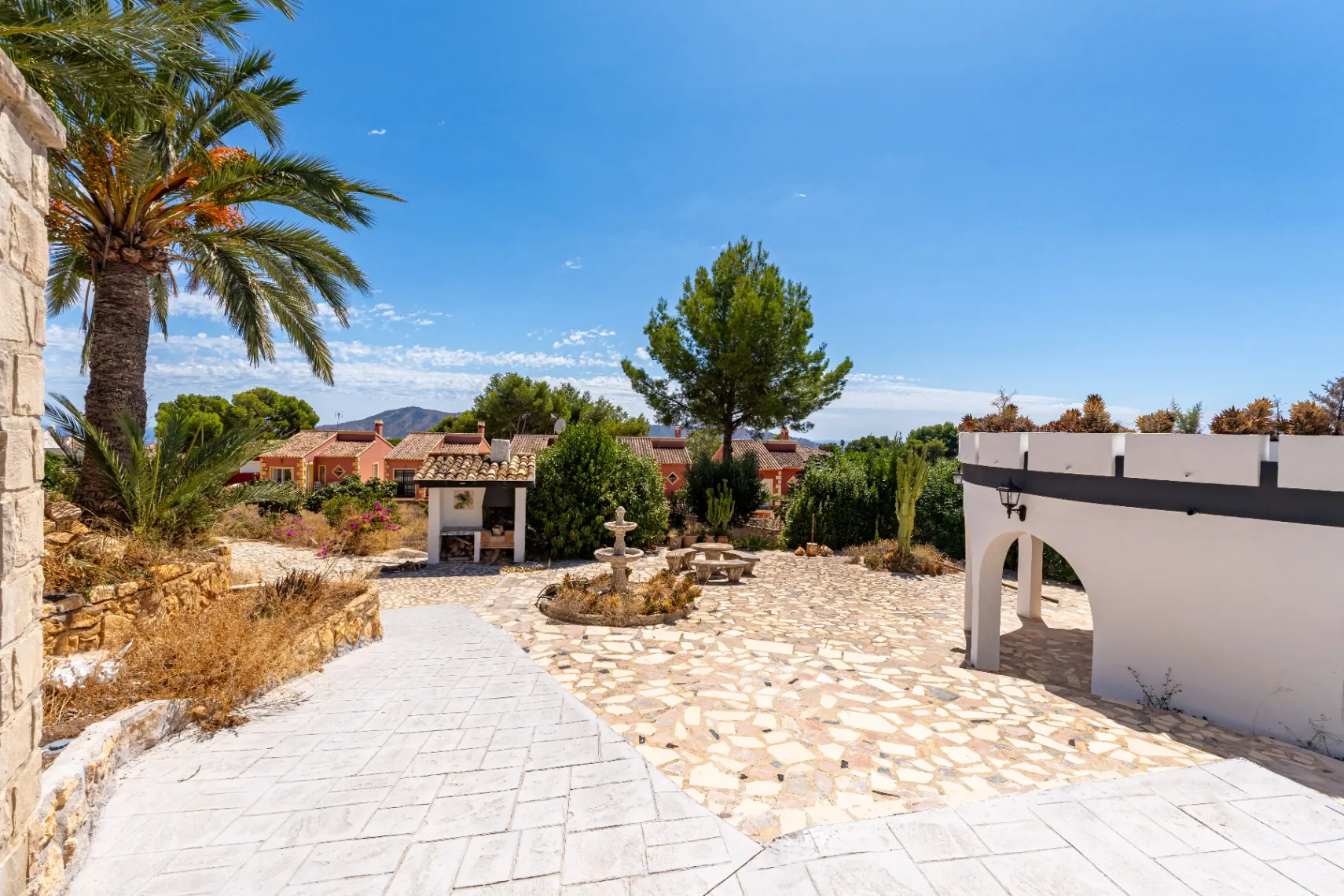 Modern and spacious villa for sale in La Nucía with large land and views.