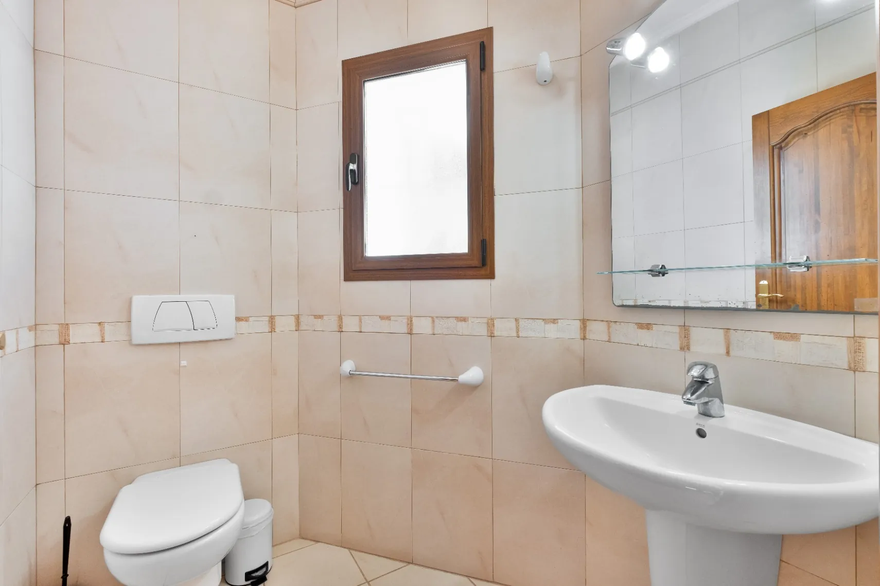 Vila spațioasă cu 10 camere de vânzare în Moraira, cu piscină privată și grădină.