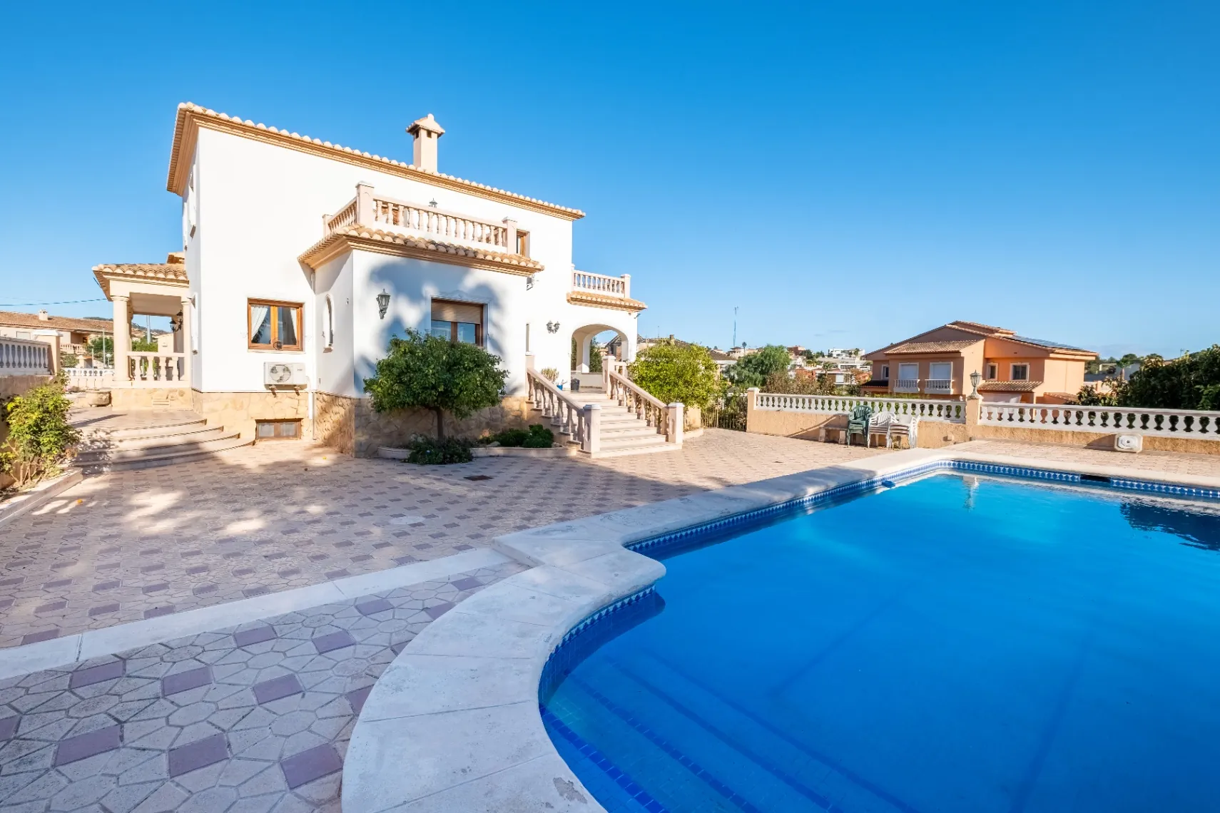Vila amplă de familie cu apartament pentru oaspeți și vederi la munte de vânzare în Calpe.