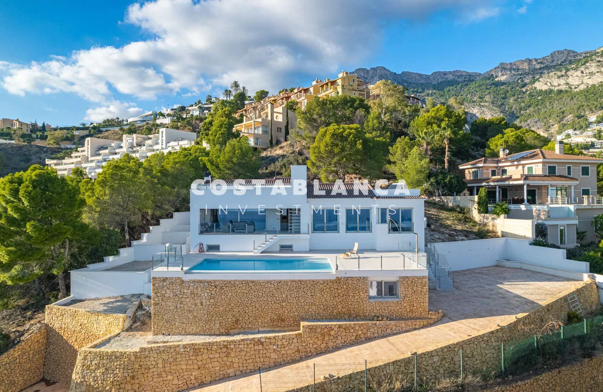 Vila de lux contemporană cu vederi panoramice la Mediterană de vânzare în Altea